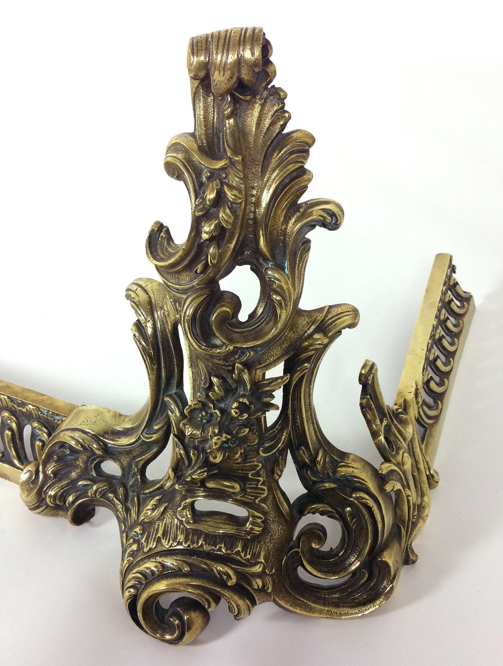 This attractive and very stylish 19th century French gilt brass rococo adjustable fire fender features a pierced decoration with a lovely curled and swirled design. The fender fully extended measures 67 in – 170.2 cm wide, 18 in – 45.7 cm deep and