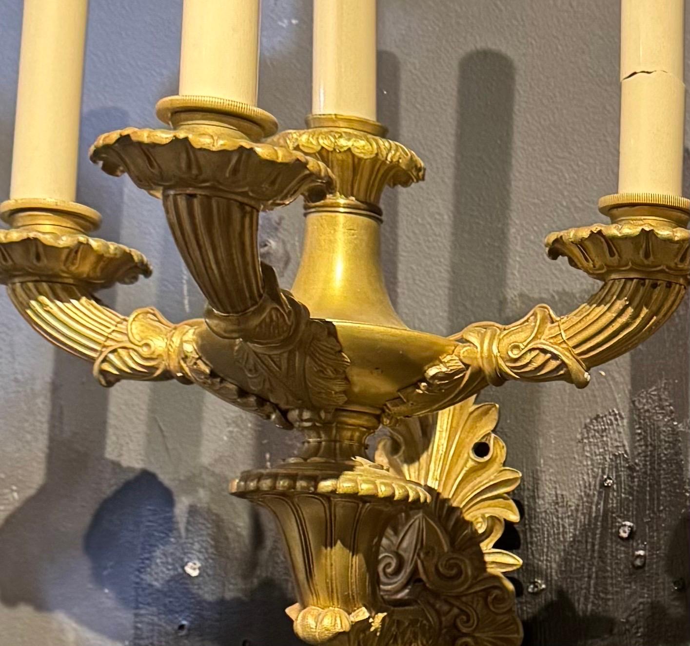 CIRCA Ende des 19. Jahrhunderts Französisch vergoldeter Bronze Wandleuchter mit 4 Lichtern. Ungewöhnliches Design der Arme und Leuchten