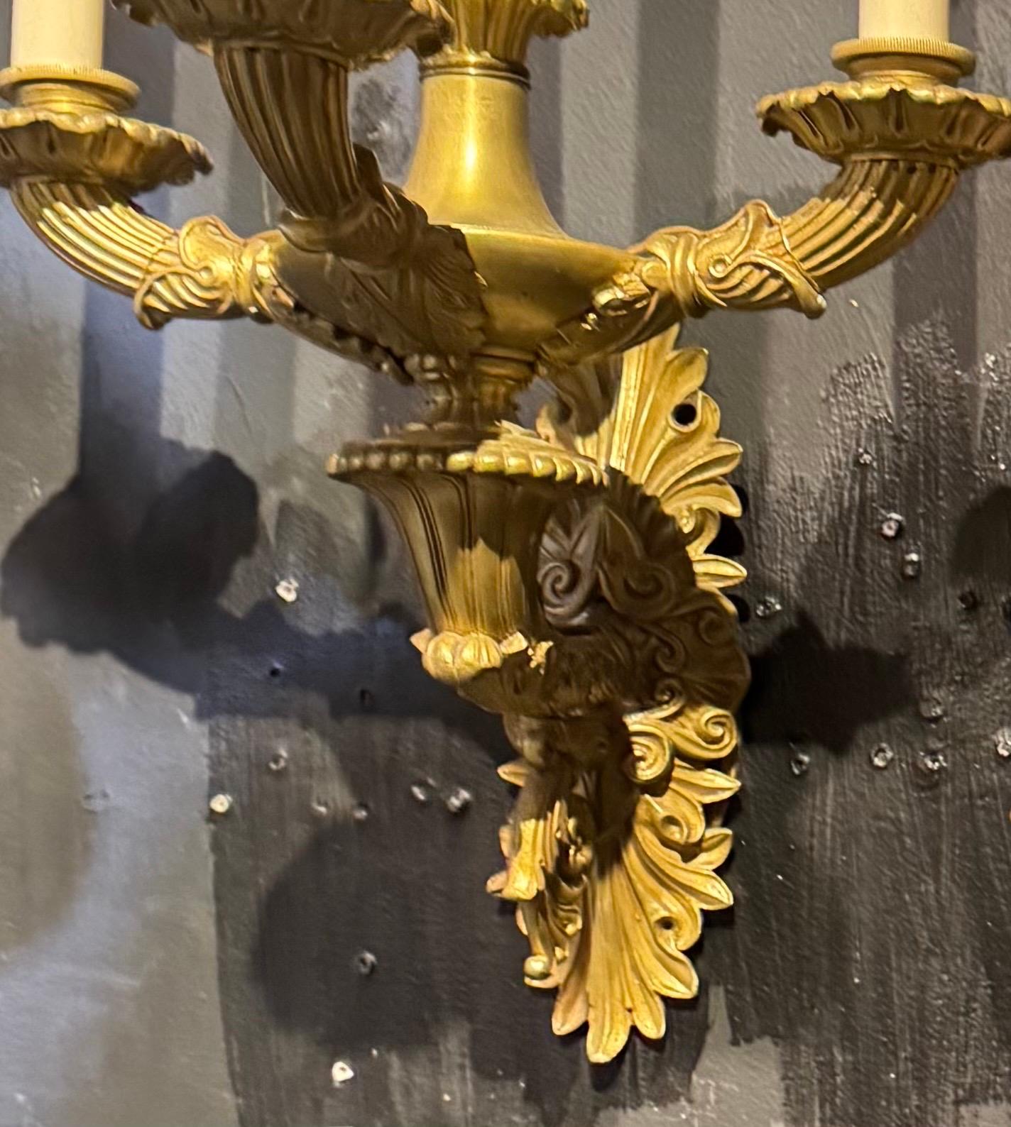 19. Jahrhundert Französisch Vergoldete Bronze 4 Lichter Wandleuchter im Zustand „Gut“ im Angebot in New York, NY