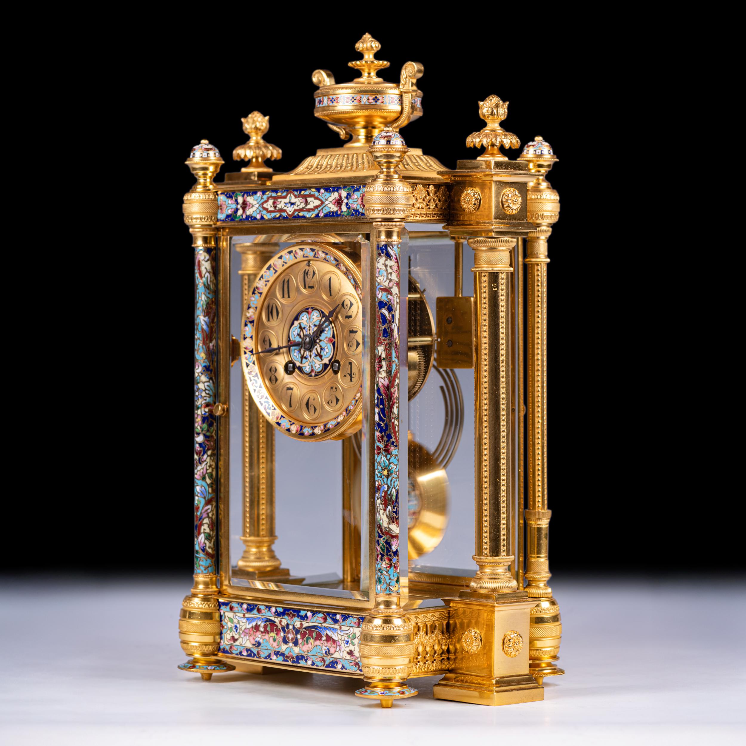 Belle Époque Pendule à quatre glaces en bronze doré et émail champlevé du XIXe siècle en vente