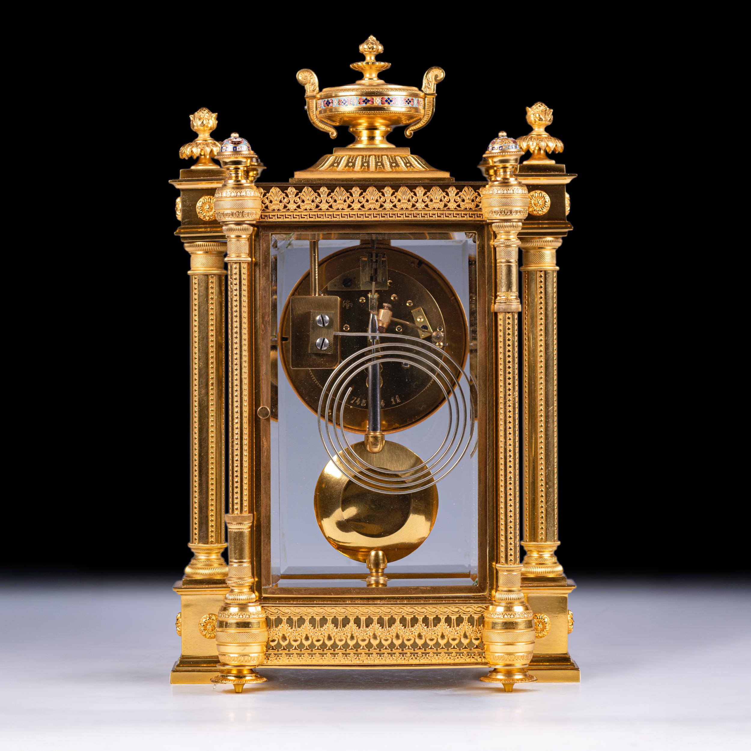 Français Pendule à quatre glaces en bronze doré et émail champlevé du XIXe siècle en vente
