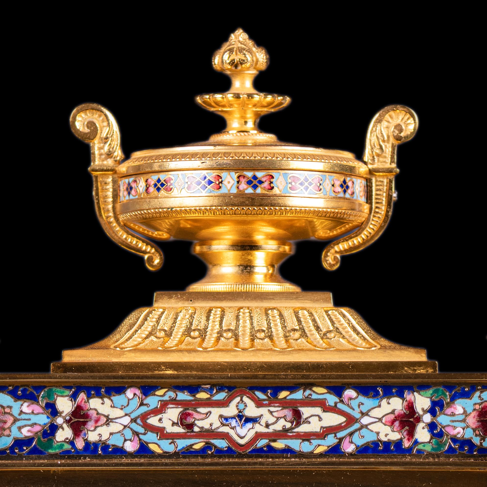 Peint à la main Pendule à quatre glaces en bronze doré et émail champlevé du XIXe siècle en vente