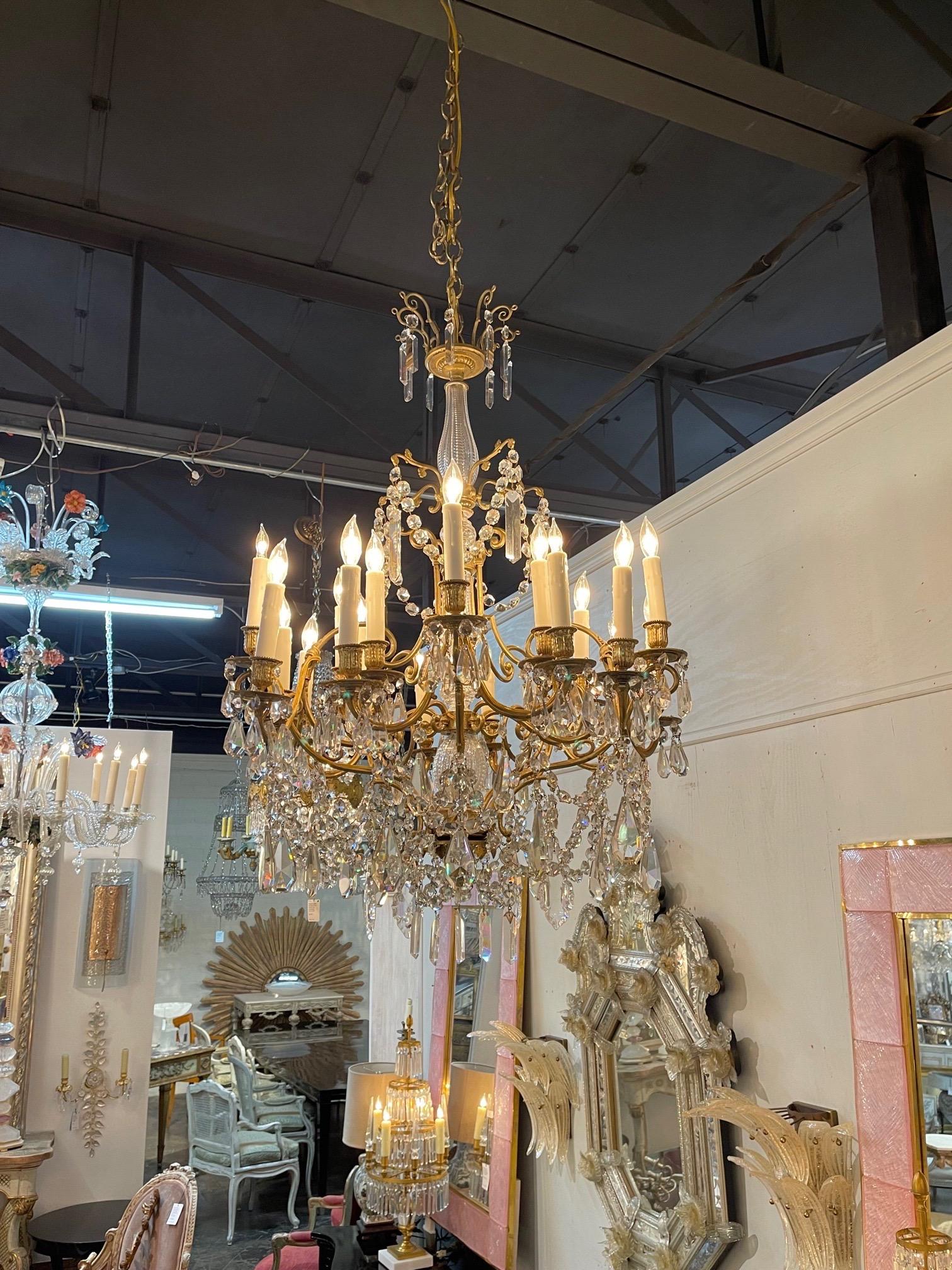 Exquisiter französischer Kronleuchter mit 20 Lichtern aus vergoldeter Bronze und Kristall aus dem 19. Mit prächtigen Kristallen und einem schönen dekorativen Sockel. Eine außergewöhnliche Einrichtung!!