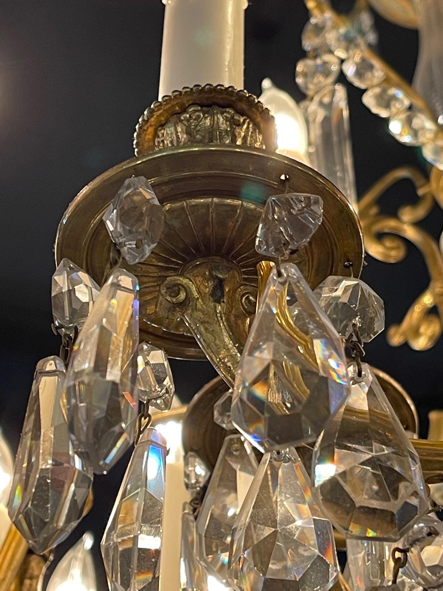 Français Lustre français du 19ème siècle à 20 feux en bronze doré et cristal en vente