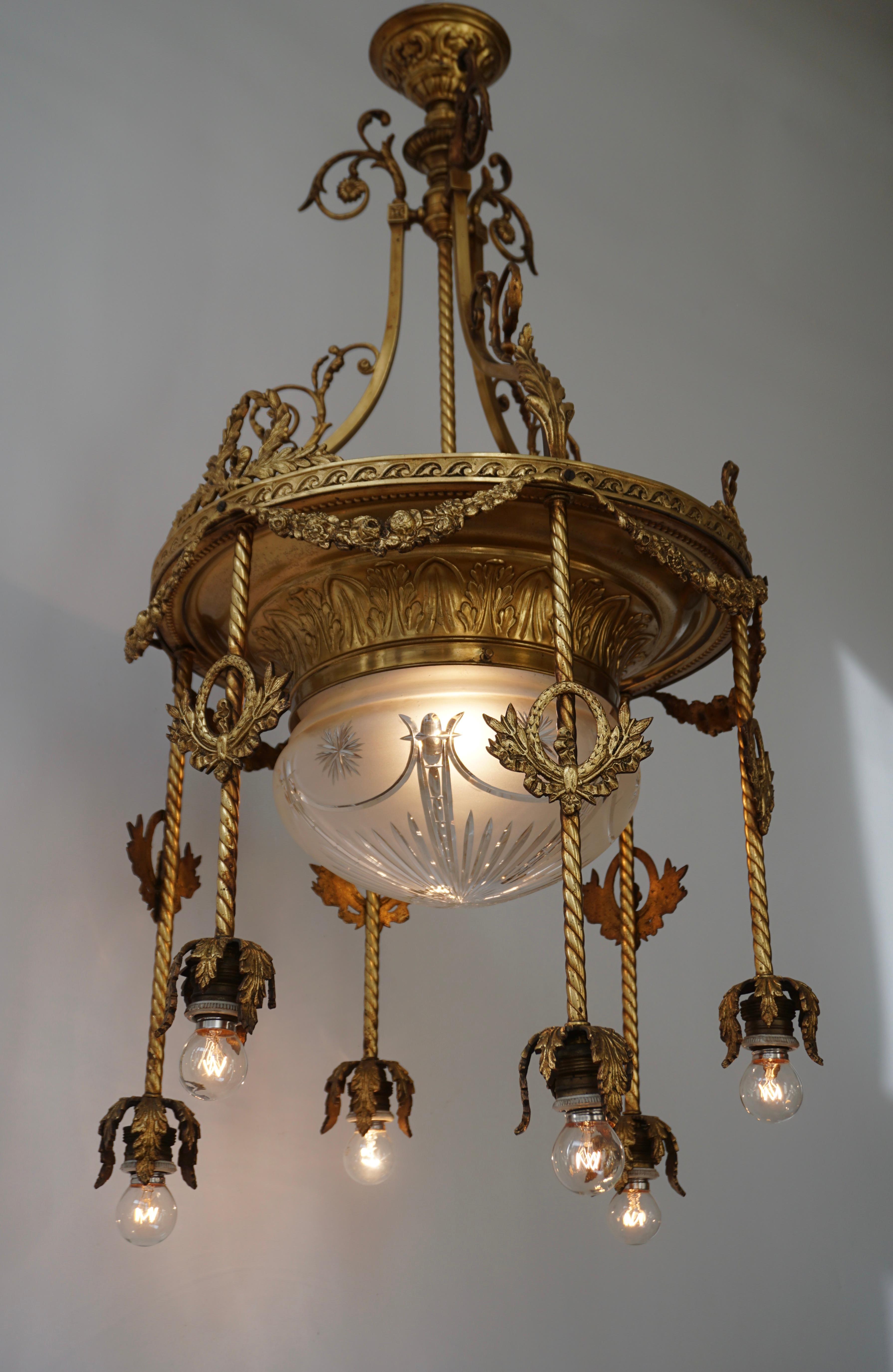 Lustre à sept lumières en bronze doré et cristal de style esthétique français du XIXe siècle 

France, vers 1880 

Il fonctionne parfaitement et est prêt à être accroché.