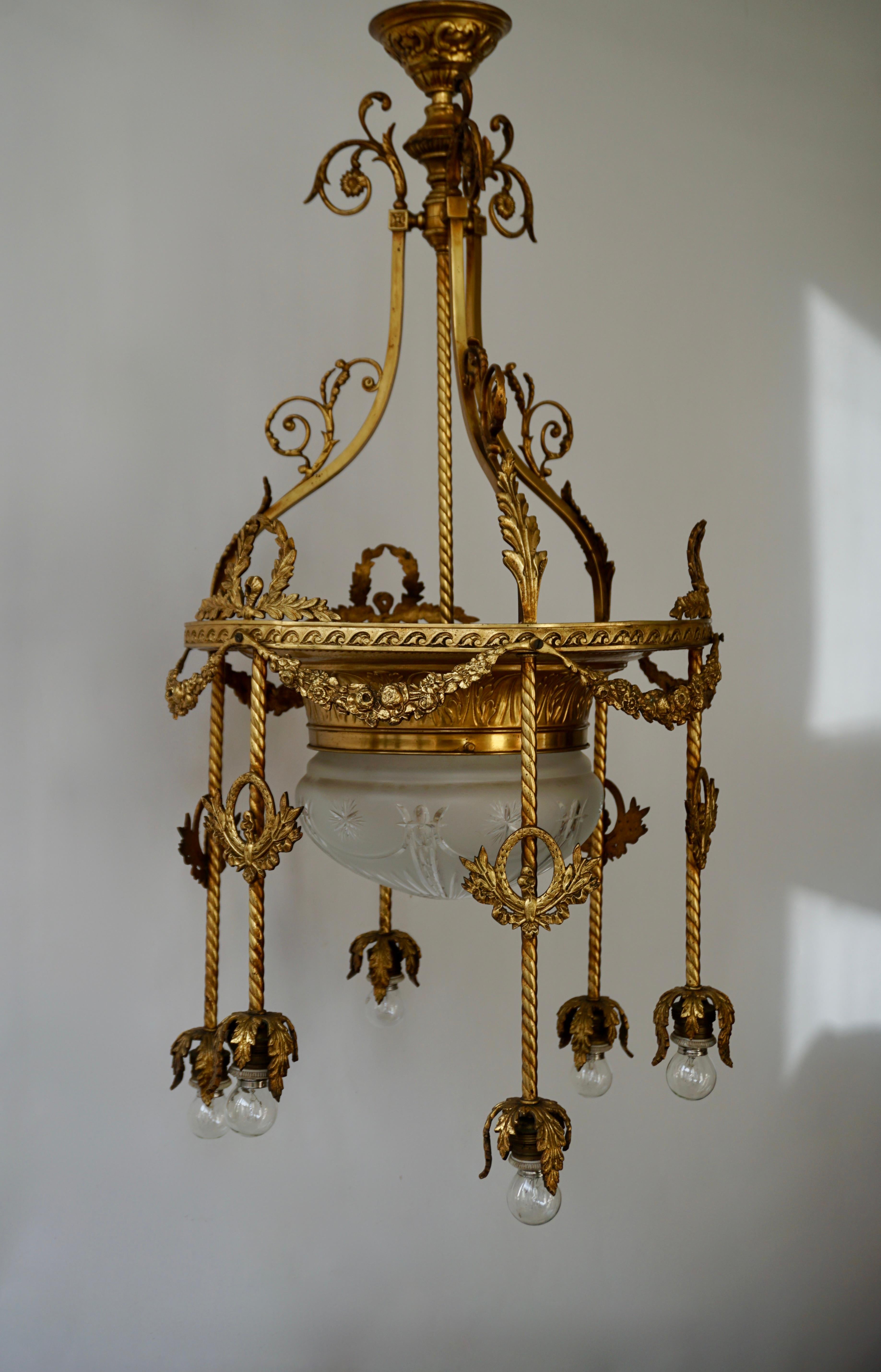 Français Lustre à sept lumières du 19ème siècle en bronze doré et cristal. en vente