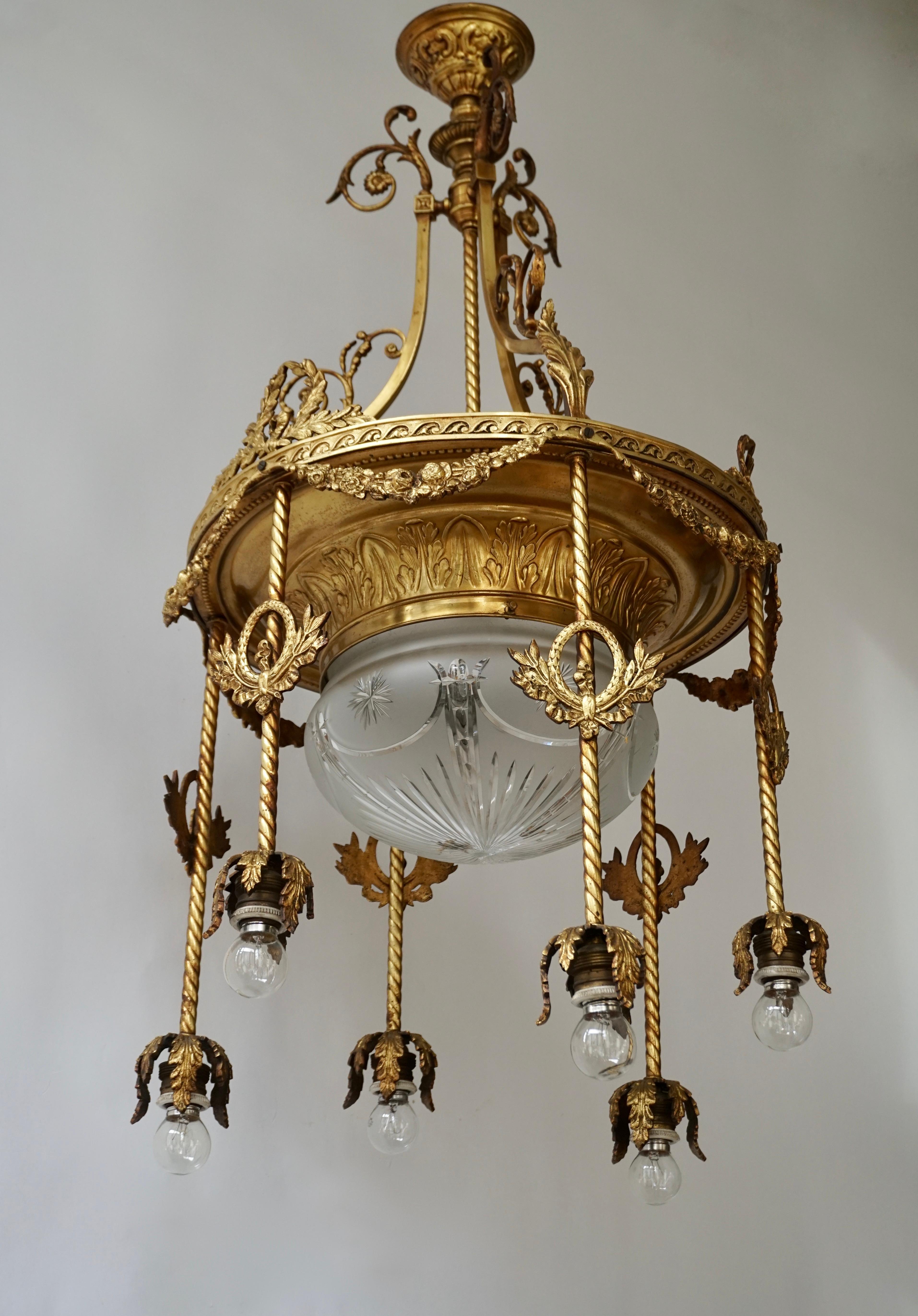 Französischer siebenflammiger Kronleuchter aus vergoldeter Bronze und Kristall aus dem 19. Jahrhundert im Angebot 1