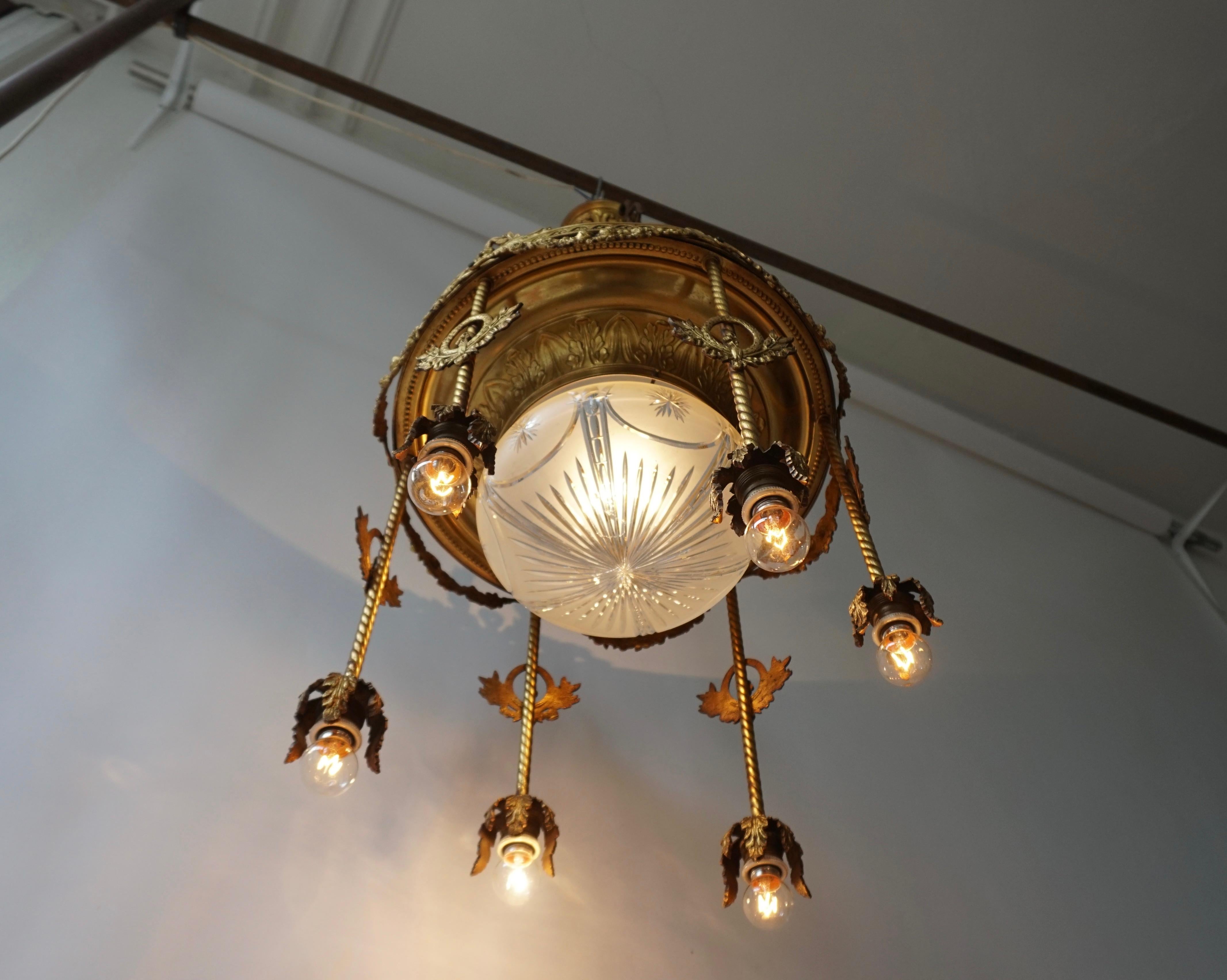 XIXe siècle Lustre à sept lumières du 19ème siècle en bronze doré et cristal. en vente
