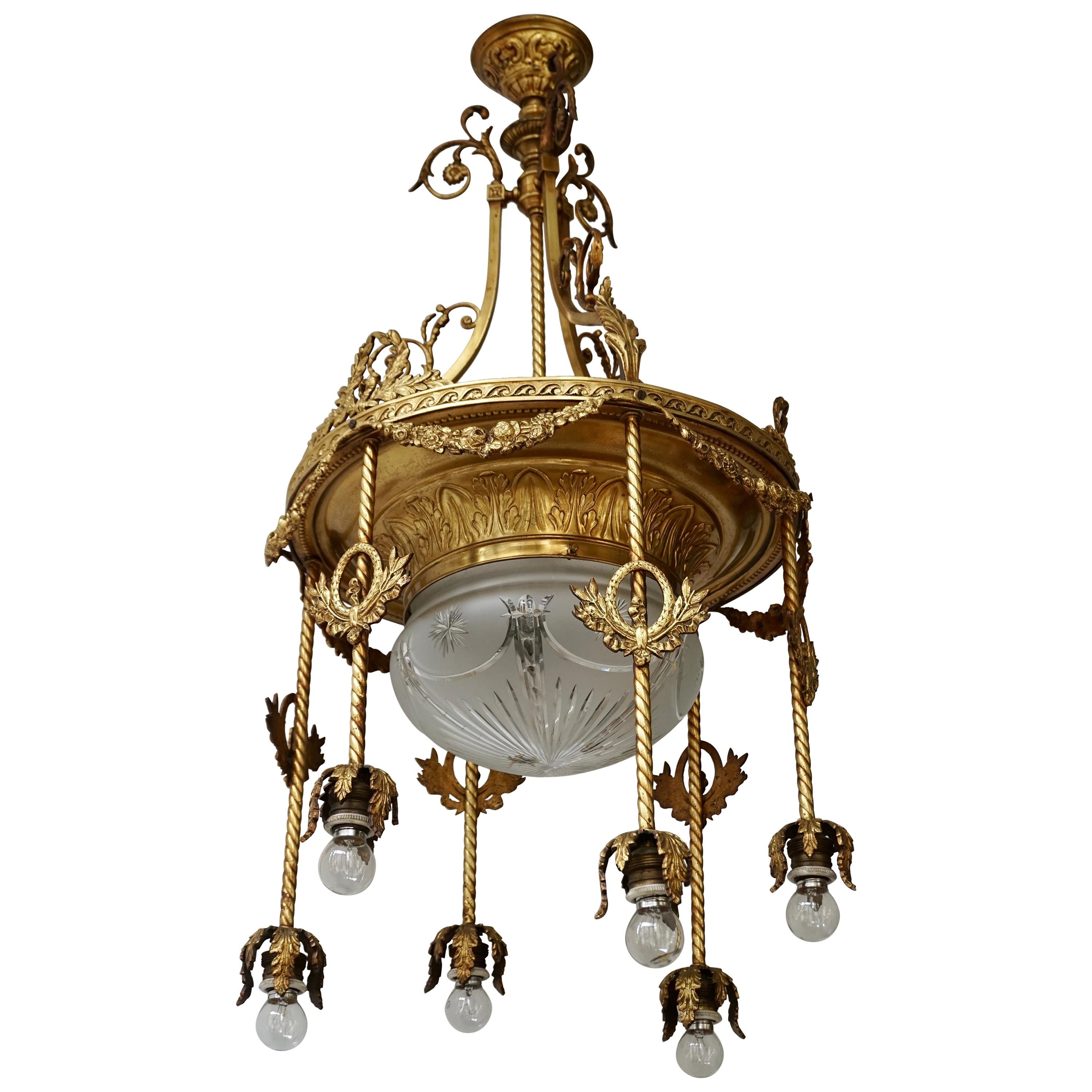 Lustre à sept lumières du 19ème siècle en bronze doré et cristal.