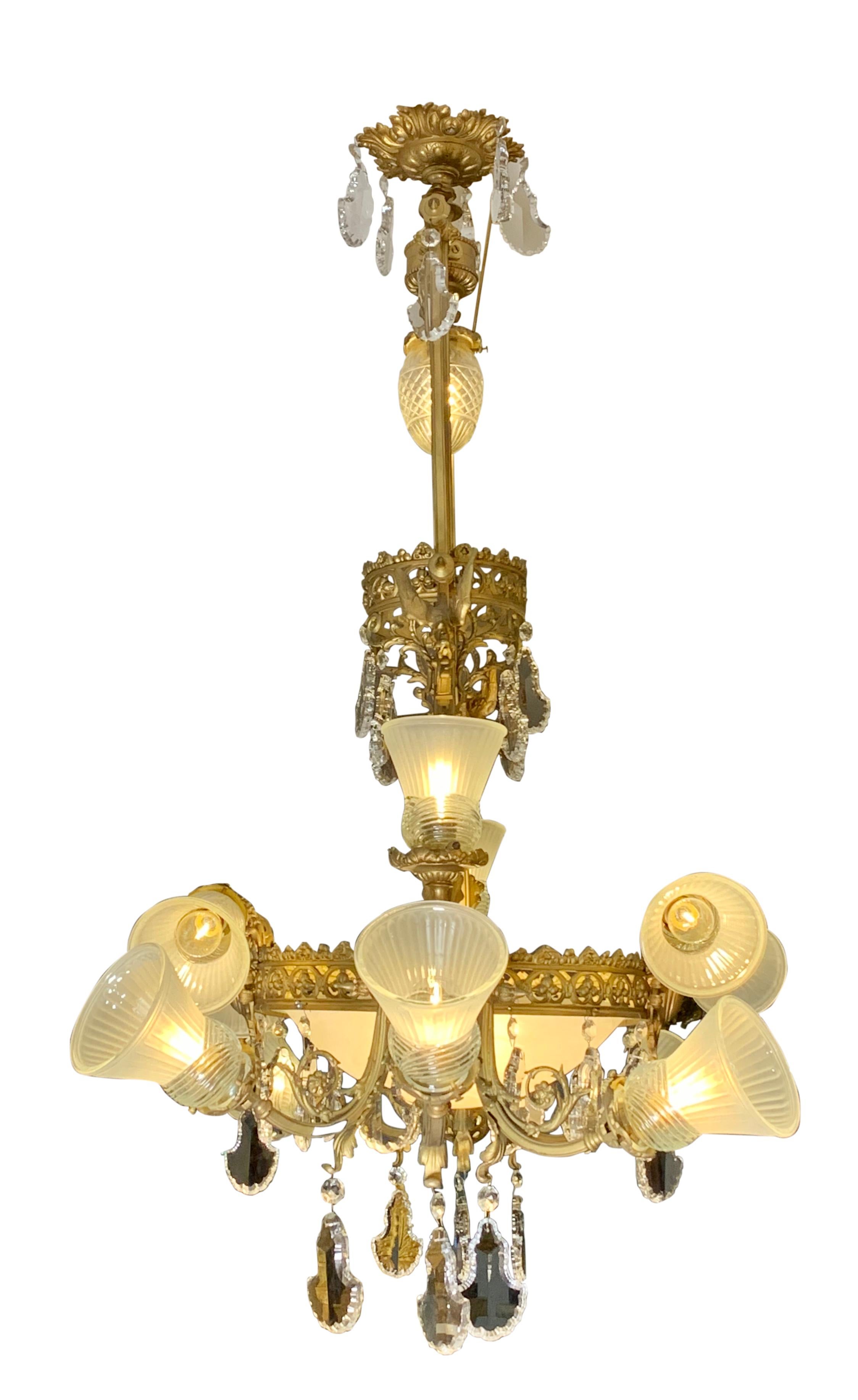 Französischer zwölfflammiger Kronleuchter aus vergoldeter Bronze und Kristall mit Drachen aus dem 19. Jahrhundert im Angebot 3