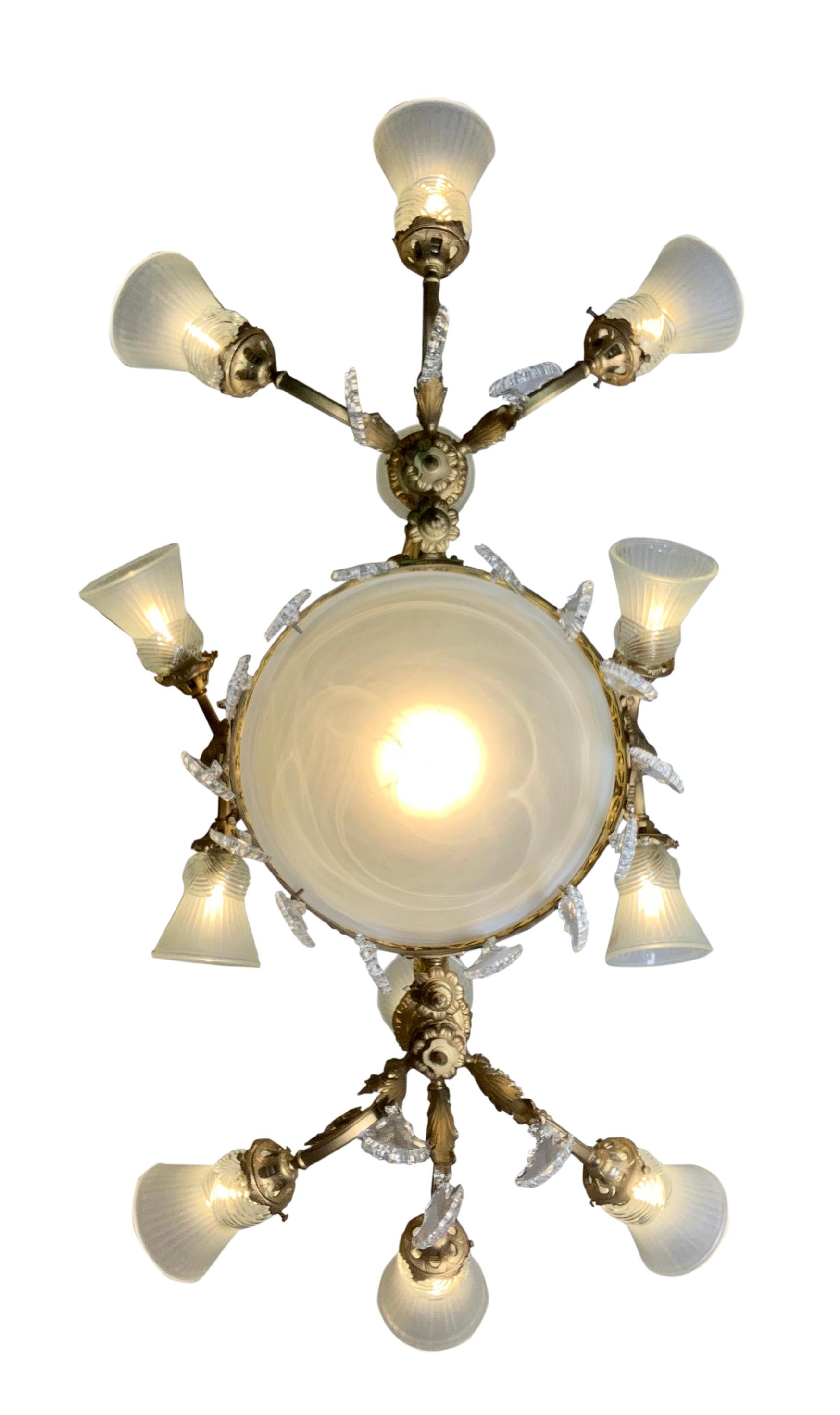 Französischer zwölfflammiger Kronleuchter aus vergoldeter Bronze und Kristall mit Drachen aus dem 19. Jahrhundert im Angebot 4