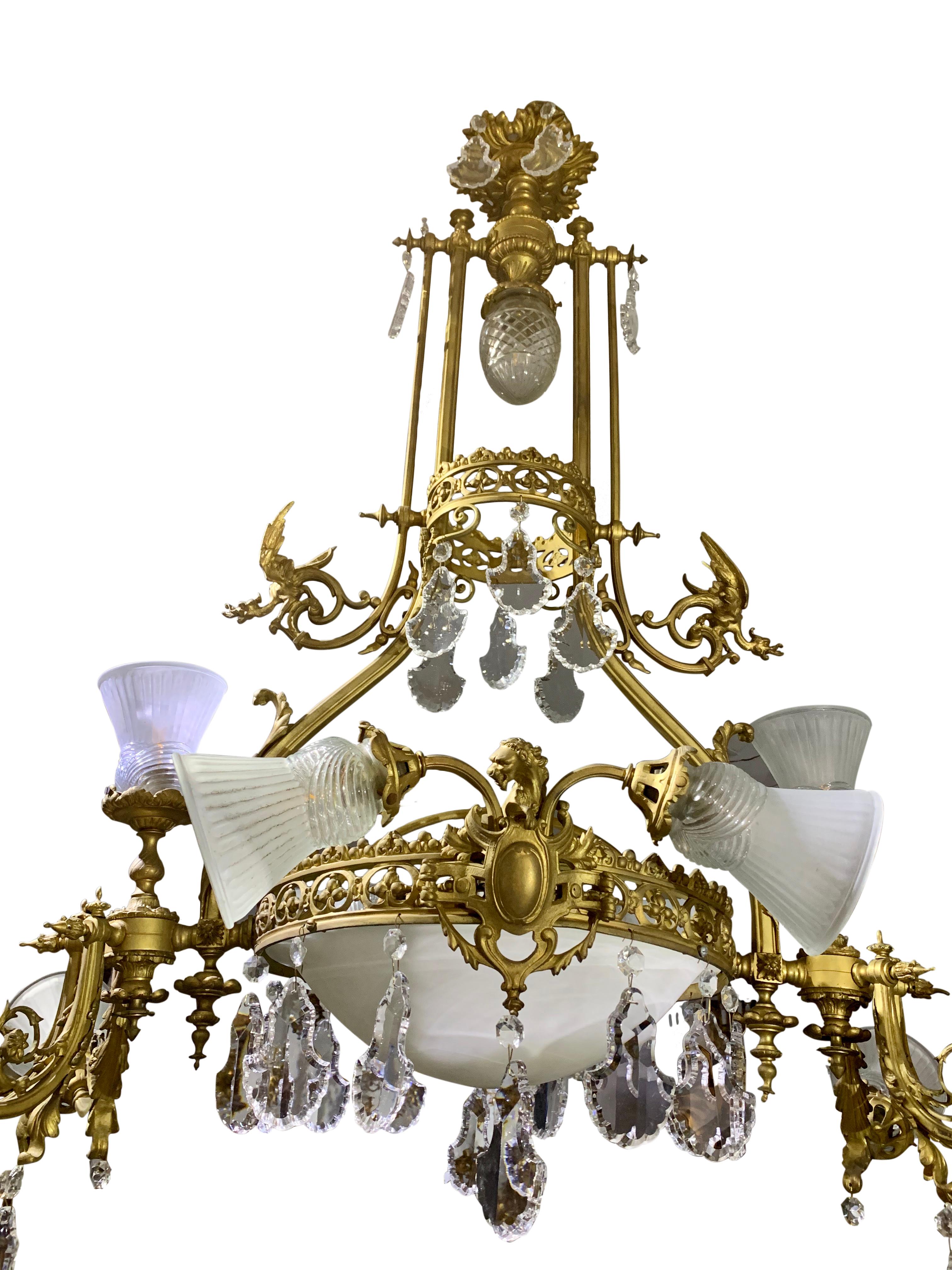 Französischer zwölfflammiger Kronleuchter aus vergoldeter Bronze und Kristall mit Drachen aus dem 19. Jahrhundert (Napoleon III.) im Angebot