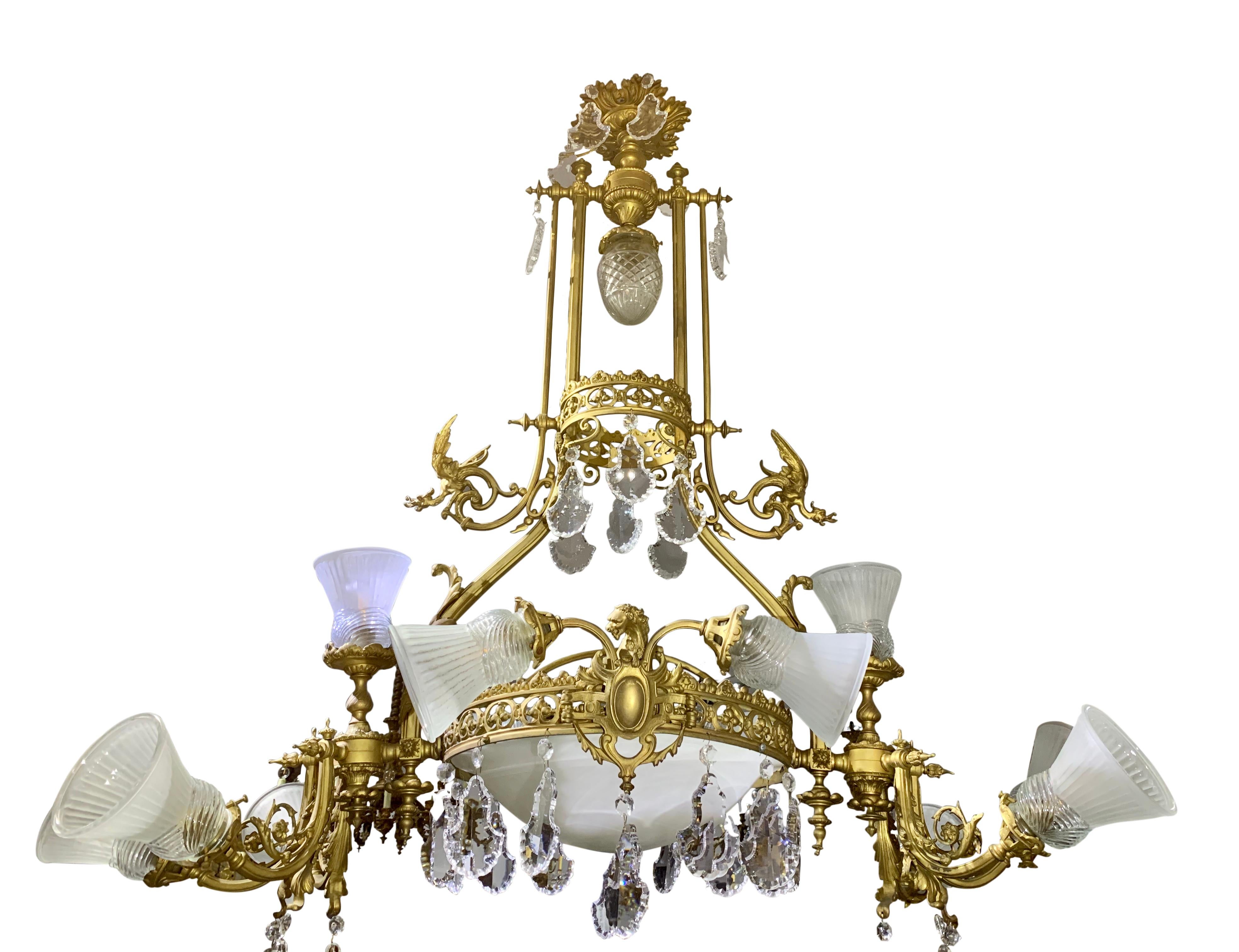 Französischer zwölfflammiger Kronleuchter aus vergoldeter Bronze und Kristall mit Drachen aus dem 19. Jahrhundert (Vergoldet) im Angebot