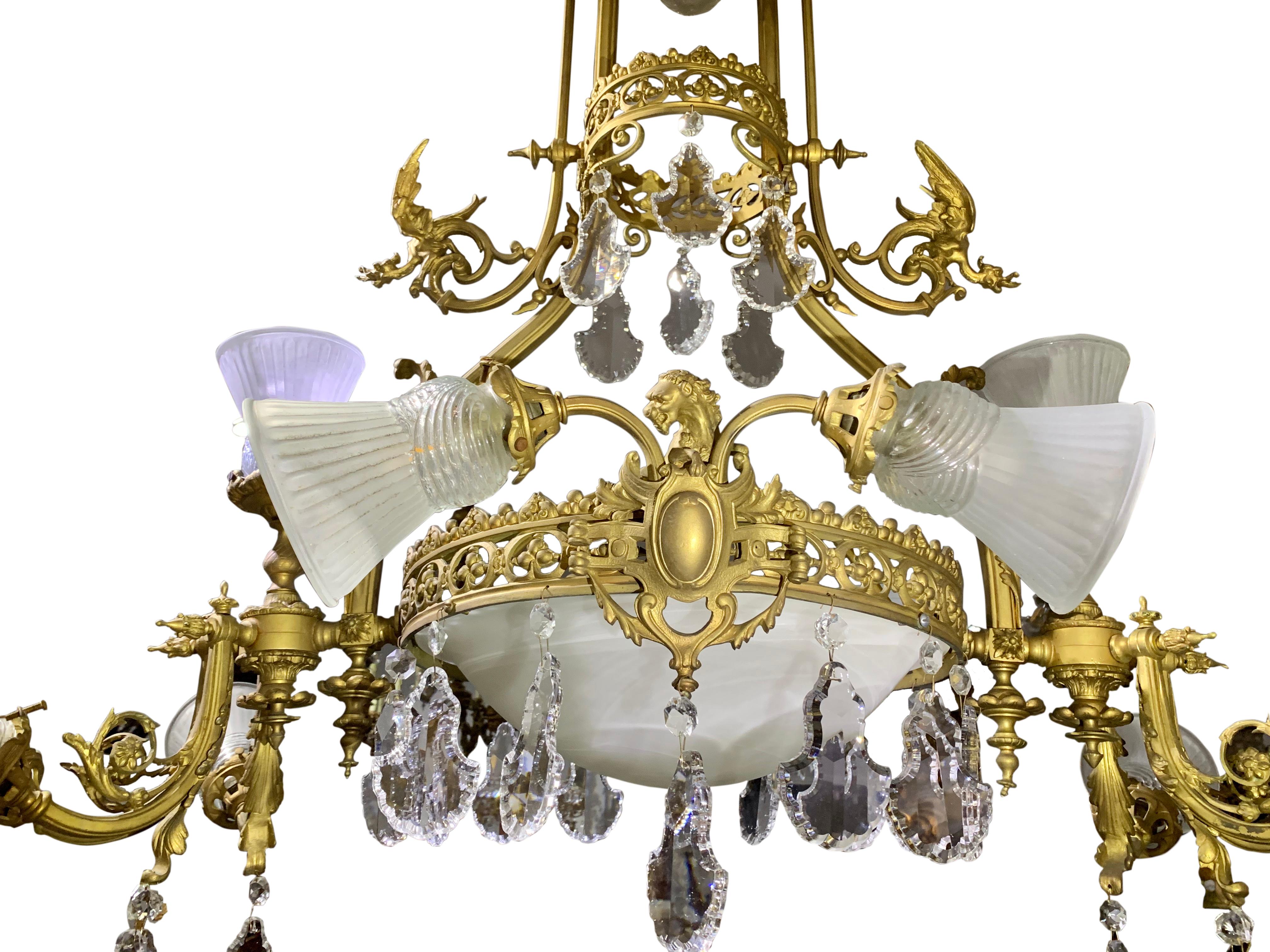 Französischer zwölfflammiger Kronleuchter aus vergoldeter Bronze und Kristall mit Drachen aus dem 19. Jahrhundert im Zustand „Hervorragend“ im Angebot in Los Angeles, CA