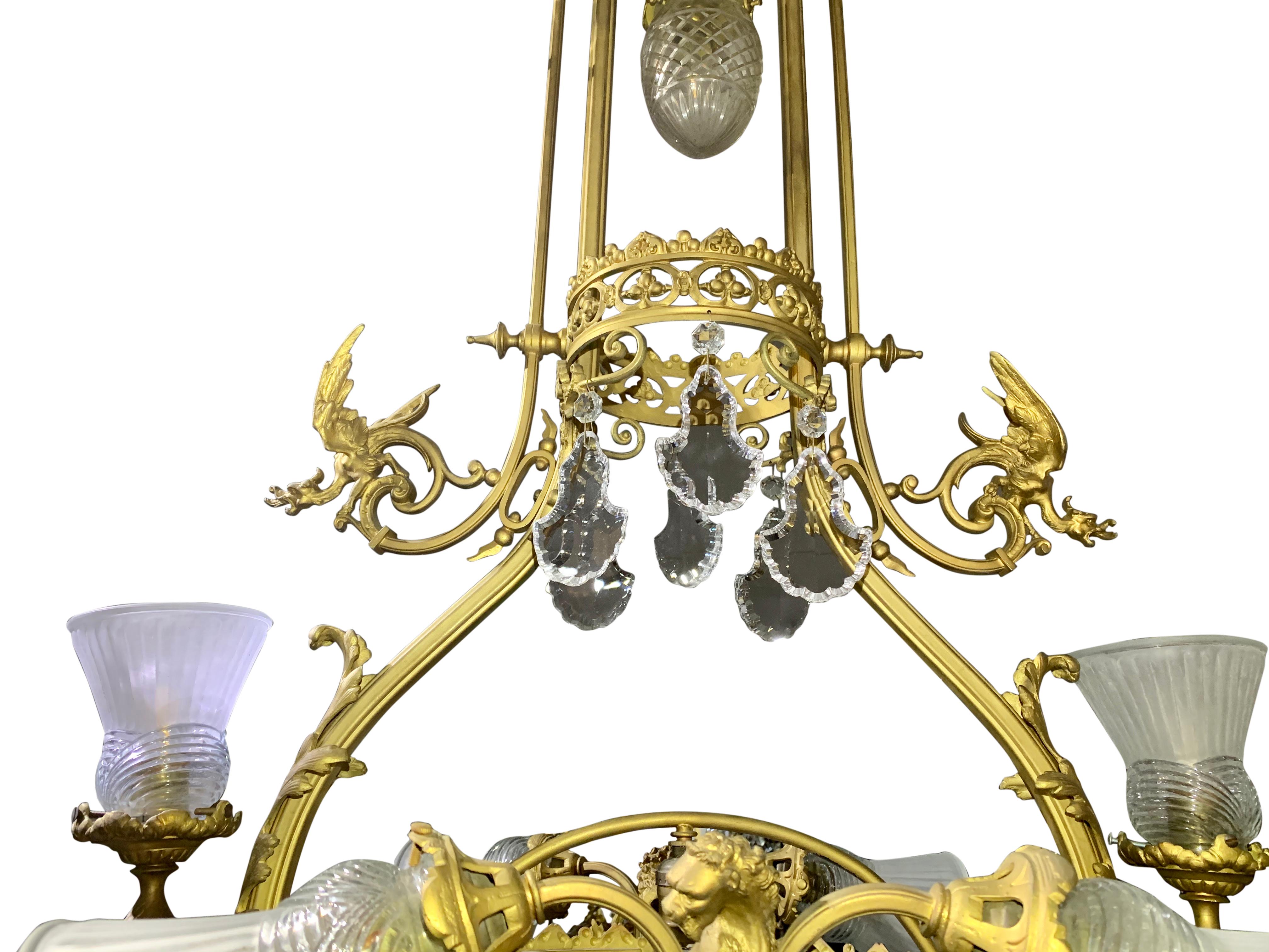Französischer zwölfflammiger Kronleuchter aus vergoldeter Bronze und Kristall mit Drachen aus dem 19. Jahrhundert im Angebot 1