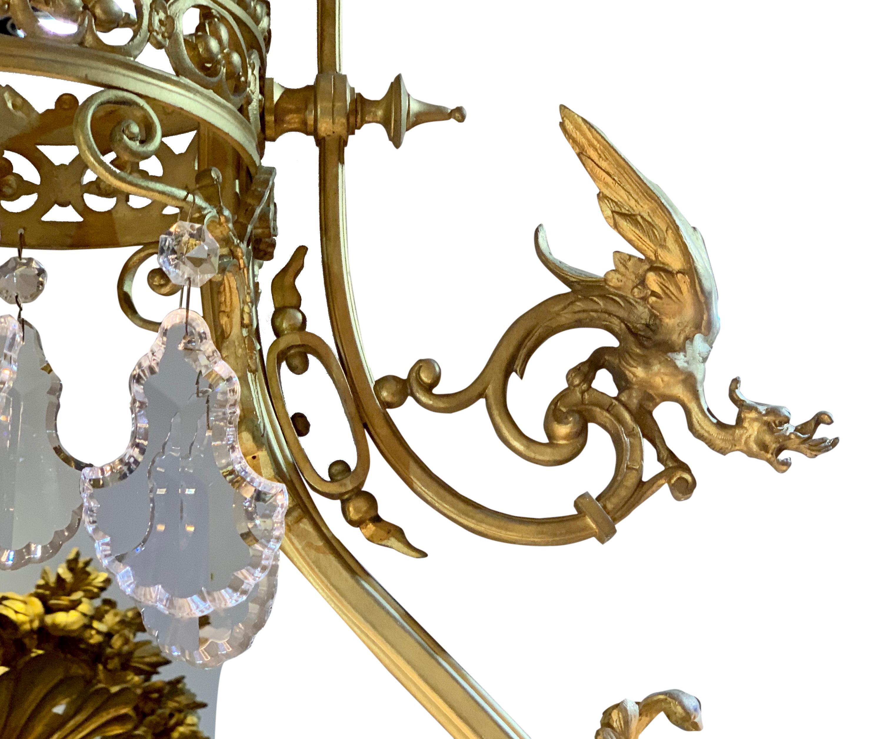 Französischer zwölfflammiger Kronleuchter aus vergoldeter Bronze und Kristall mit Drachen aus dem 19. Jahrhundert im Angebot 2