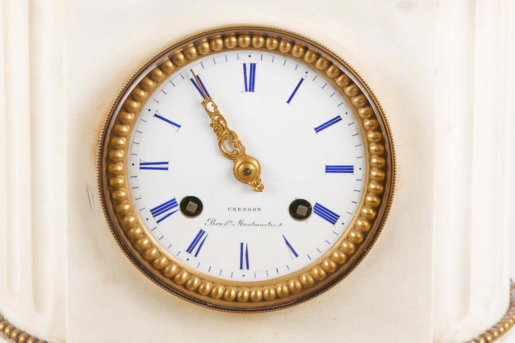 19. Jahrhundert Französisch vergoldeter Bronze und Marmor figuralen Uhr Garnitur in der Art von Rollin von Paris, die ein Paar Putten spielen auf naturalistischen Basis auf oval, weiß staturary Marmorsockel mit weiß emailliertem Zifferblatt mit