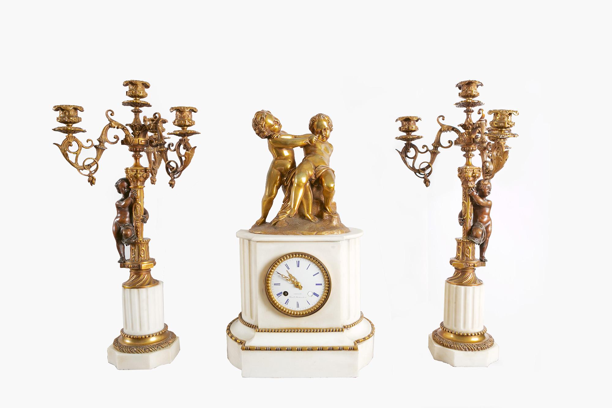 Französisches figurales Uhren-Garnitur-Set aus vergoldeter Bronze und Marmor, 19. Jahrhundert (Vergoldet) im Angebot