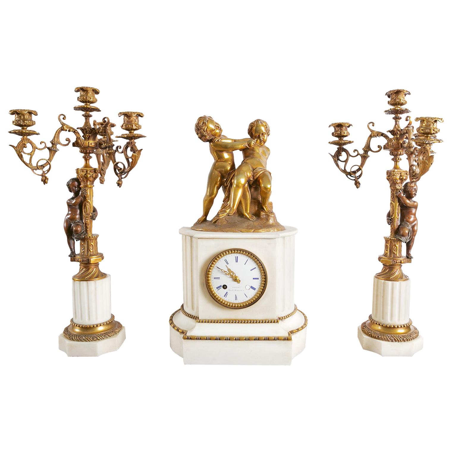 Französisches figurales Uhren-Garnitur-Set aus vergoldeter Bronze und Marmor, 19. Jahrhundert im Angebot