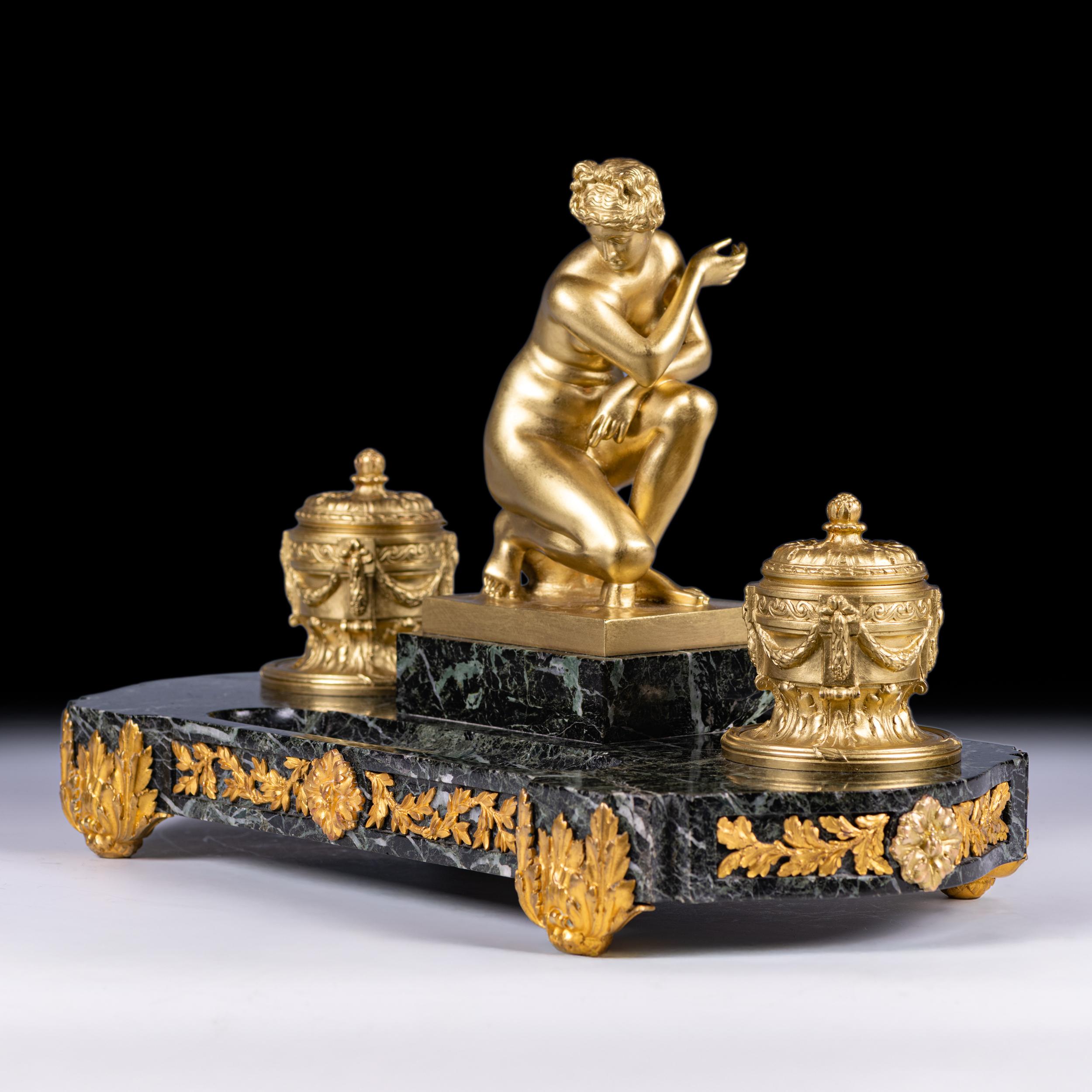 Pregevole calamaio francese del XIX secolo in bronzo dorato e marmo con figure
Di F. Barbedienne, Parigi.

Un calamaio in bronzo dorato del periodo di Napoleone III riccamente dettagliato, con la figura centrale fusa e rifinita secondo gli standard