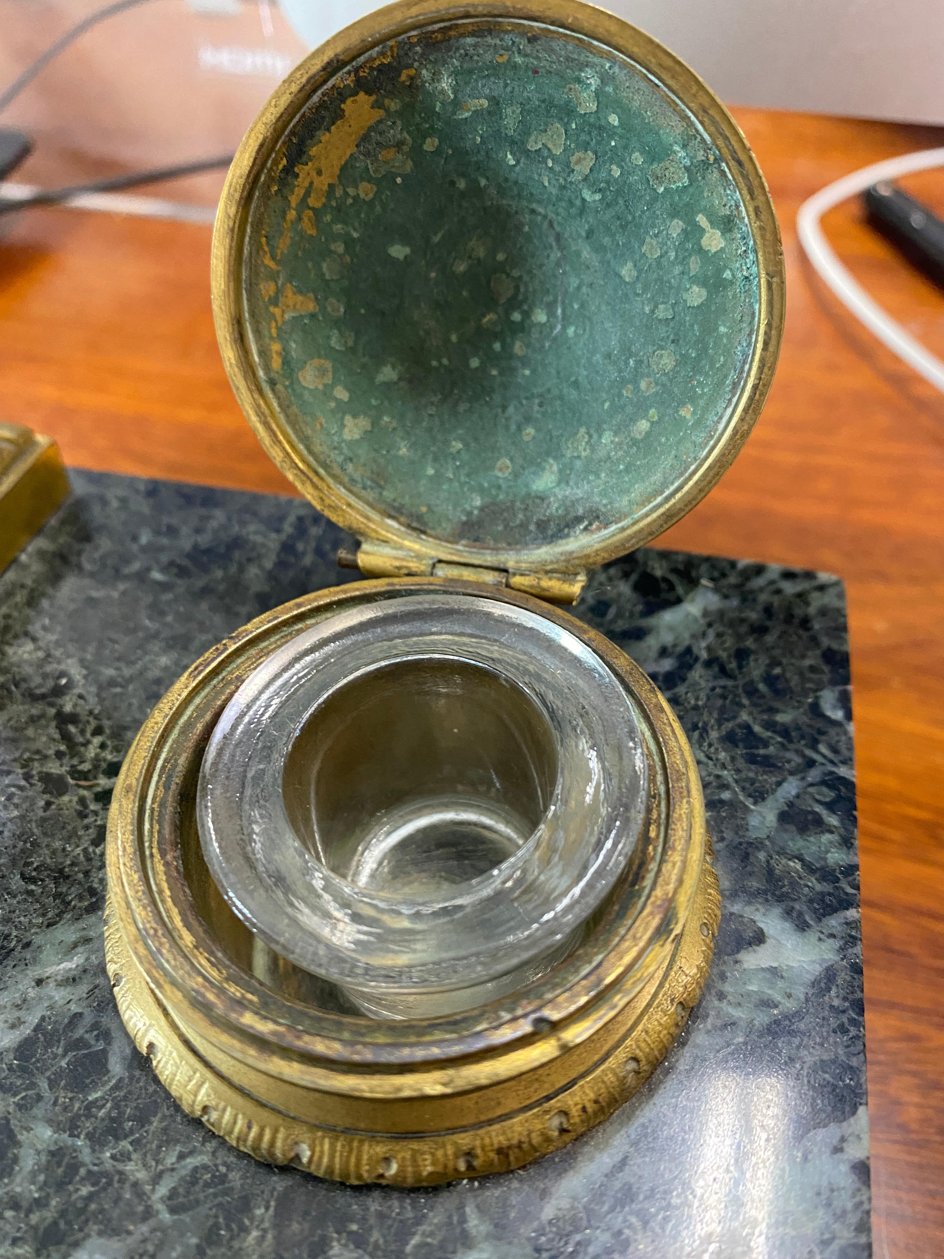 Calamaio francese del XIX secolo in bronzo dorato e marmo in vendita 3