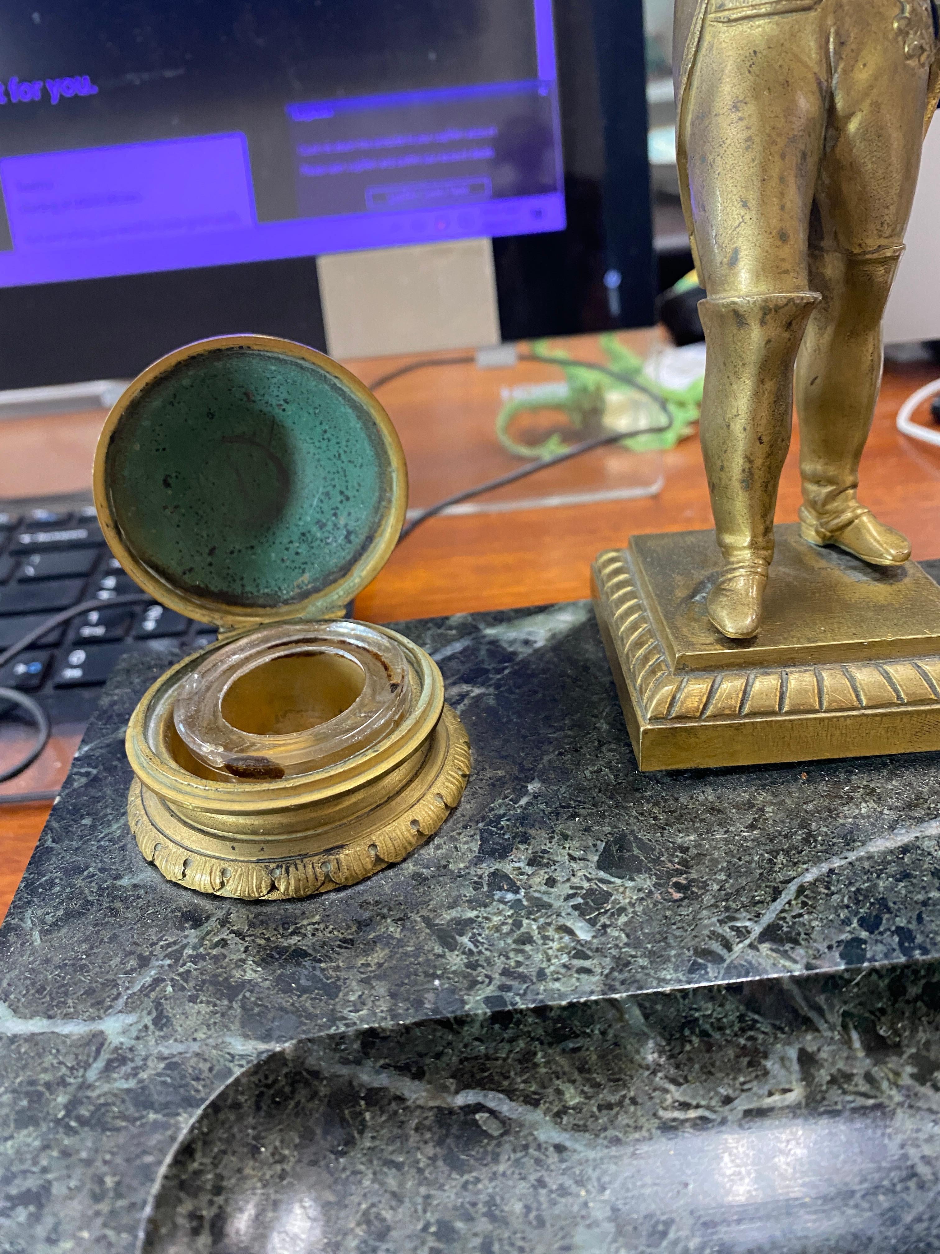 Calamaio francese del XIX secolo in bronzo dorato e marmo in vendita 4