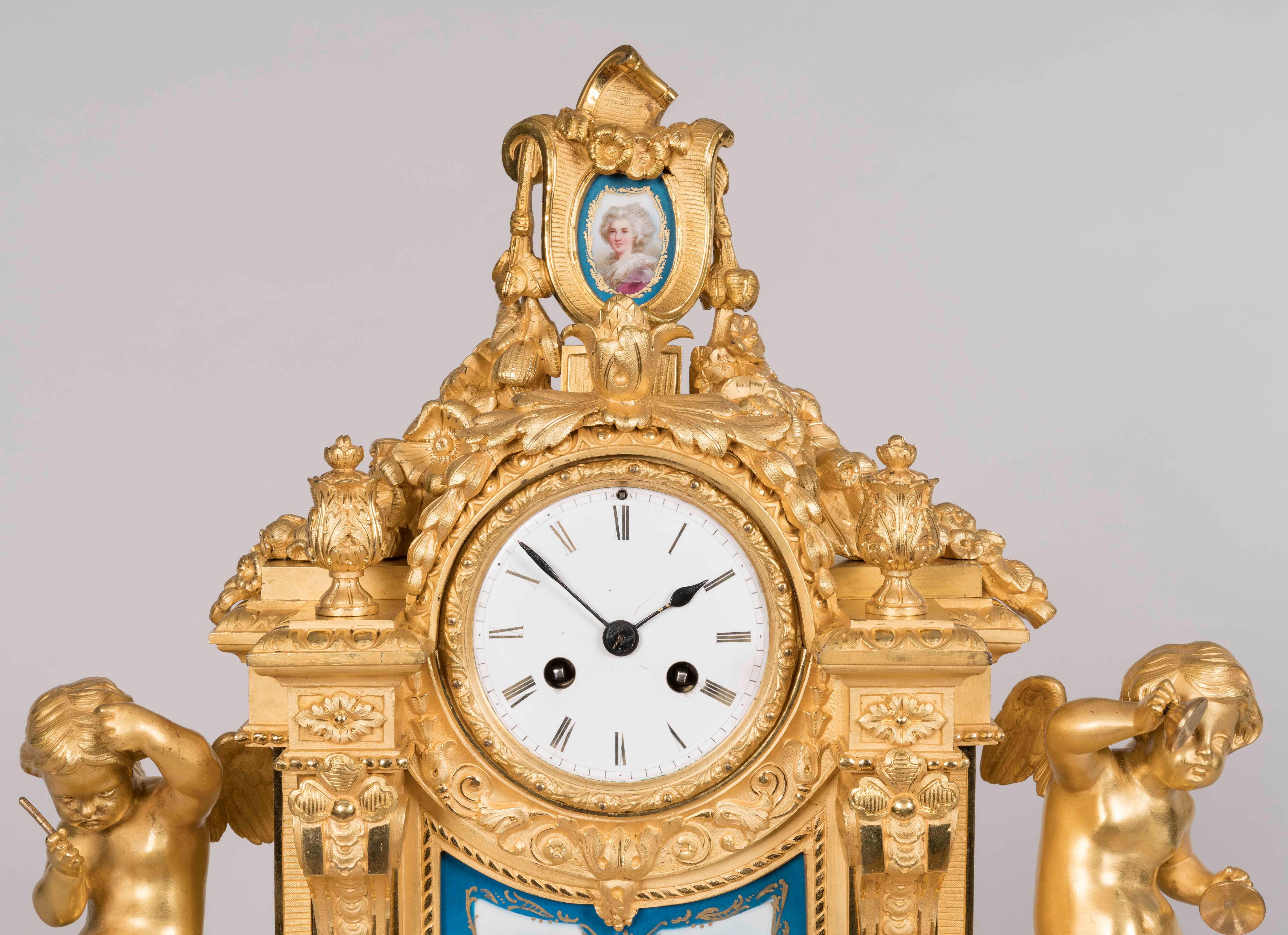 Eine Manteluhr im Louis-XVI-Stil von Raingo Freres, Paris

Aus vergoldeter Bronze gefertigt und mit Bleu Celeste gerahmten Porzellanpaneelen versehen, die in Sèvres-Manier polychrom verziert sind, mit Schwänzen, Blattwerk und Putten; der auf