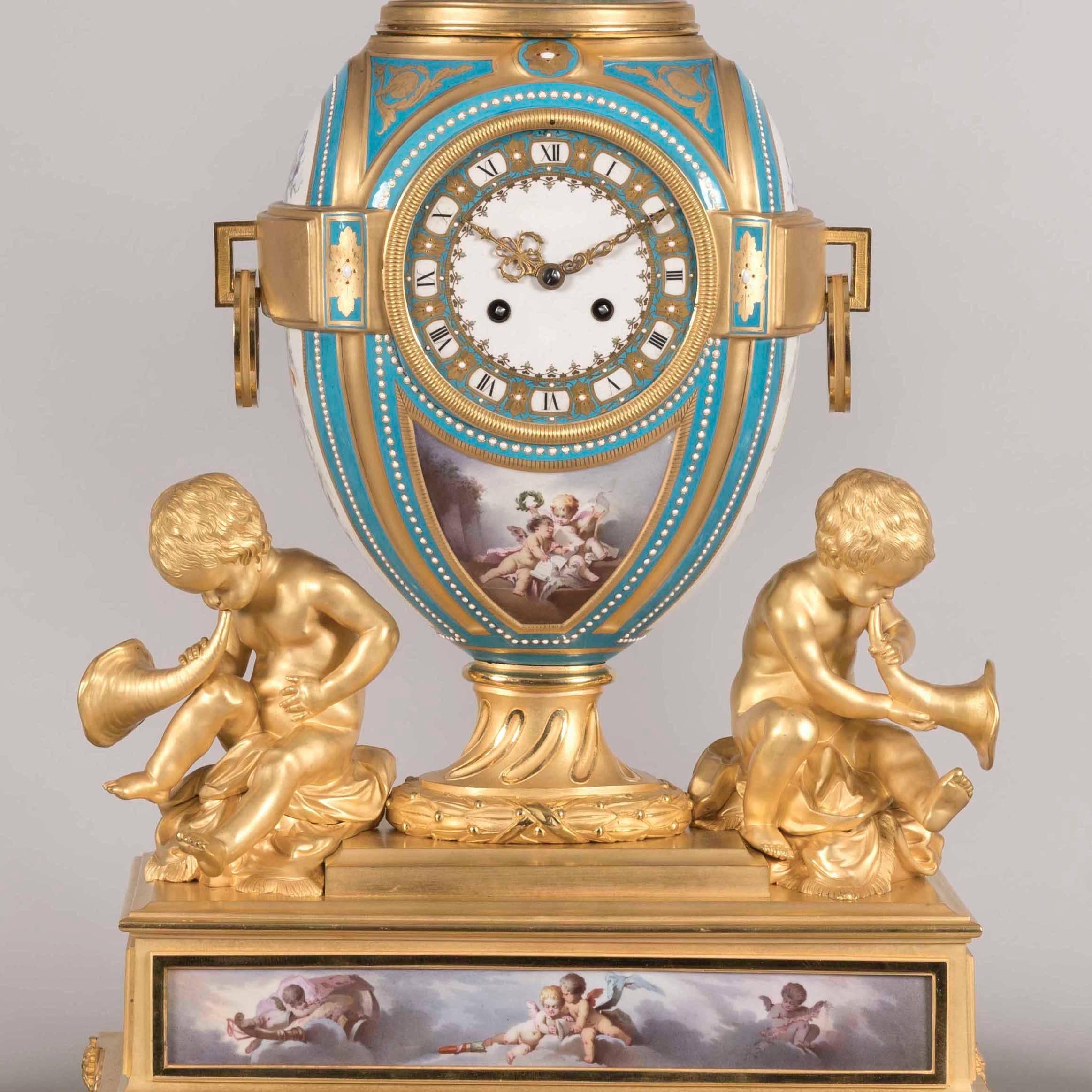 19. Jahrhundert Französisch vergoldete Bronze und Sevres Porzellan Garniture De Cheminée (Louis XVI.) im Angebot