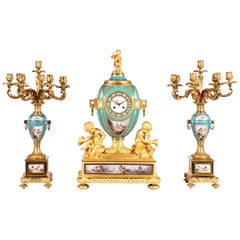19. Jahrhundert Französisch vergoldete Bronze und Sevres Porzellan Garniture De Cheminée