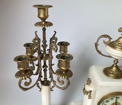 Reloj Francés del Siglo XIX de Bronce Dorado y Mármol Blanco de Tres Piezas Garniture