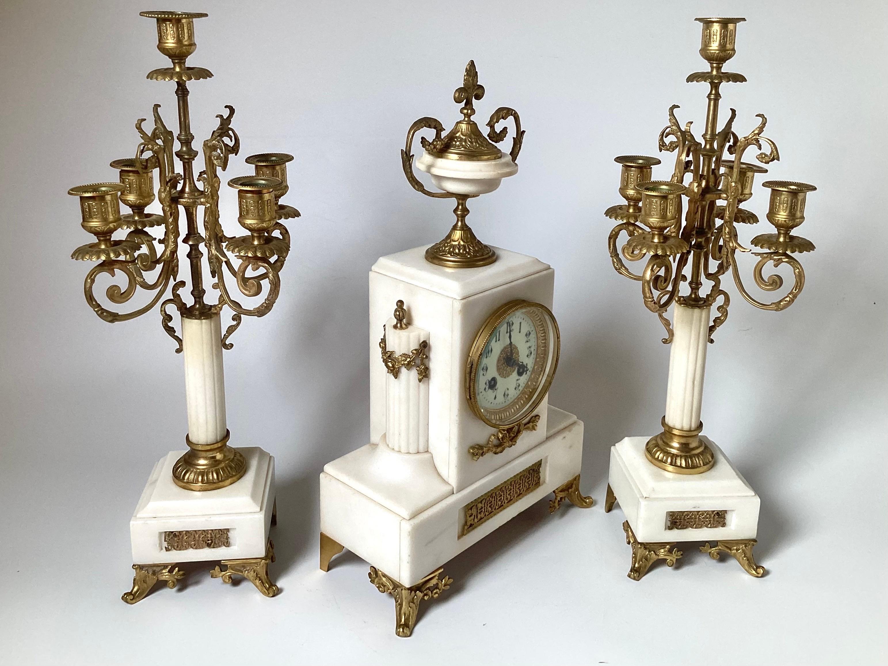 Francese Orologio francese del XIX secolo con tre pezzi in bronzo dorato e marmo bianco in vendita