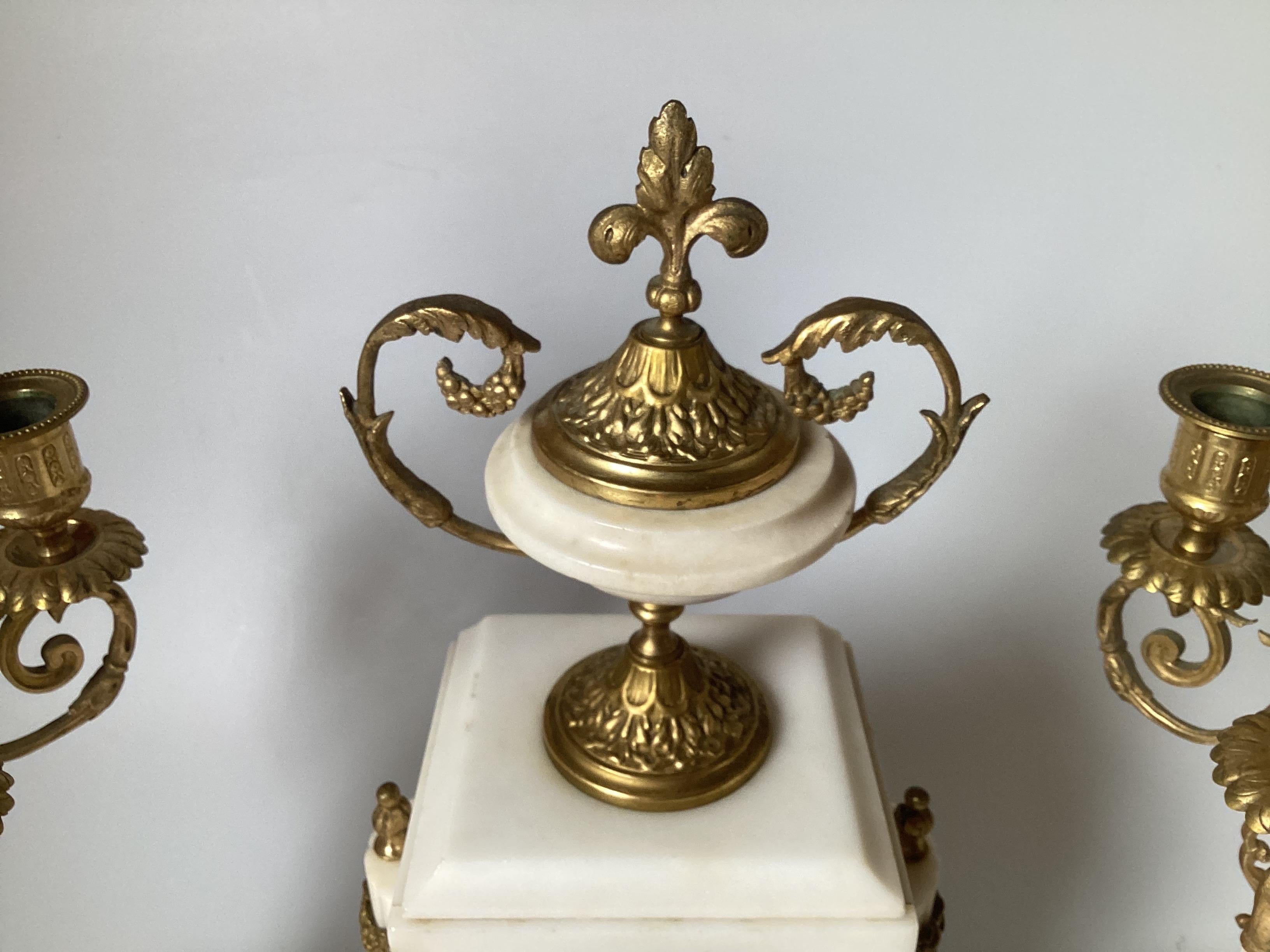 Orologio francese del XIX secolo con tre pezzi in bronzo dorato e marmo bianco In condizioni buone in vendita a Lambertville, NJ