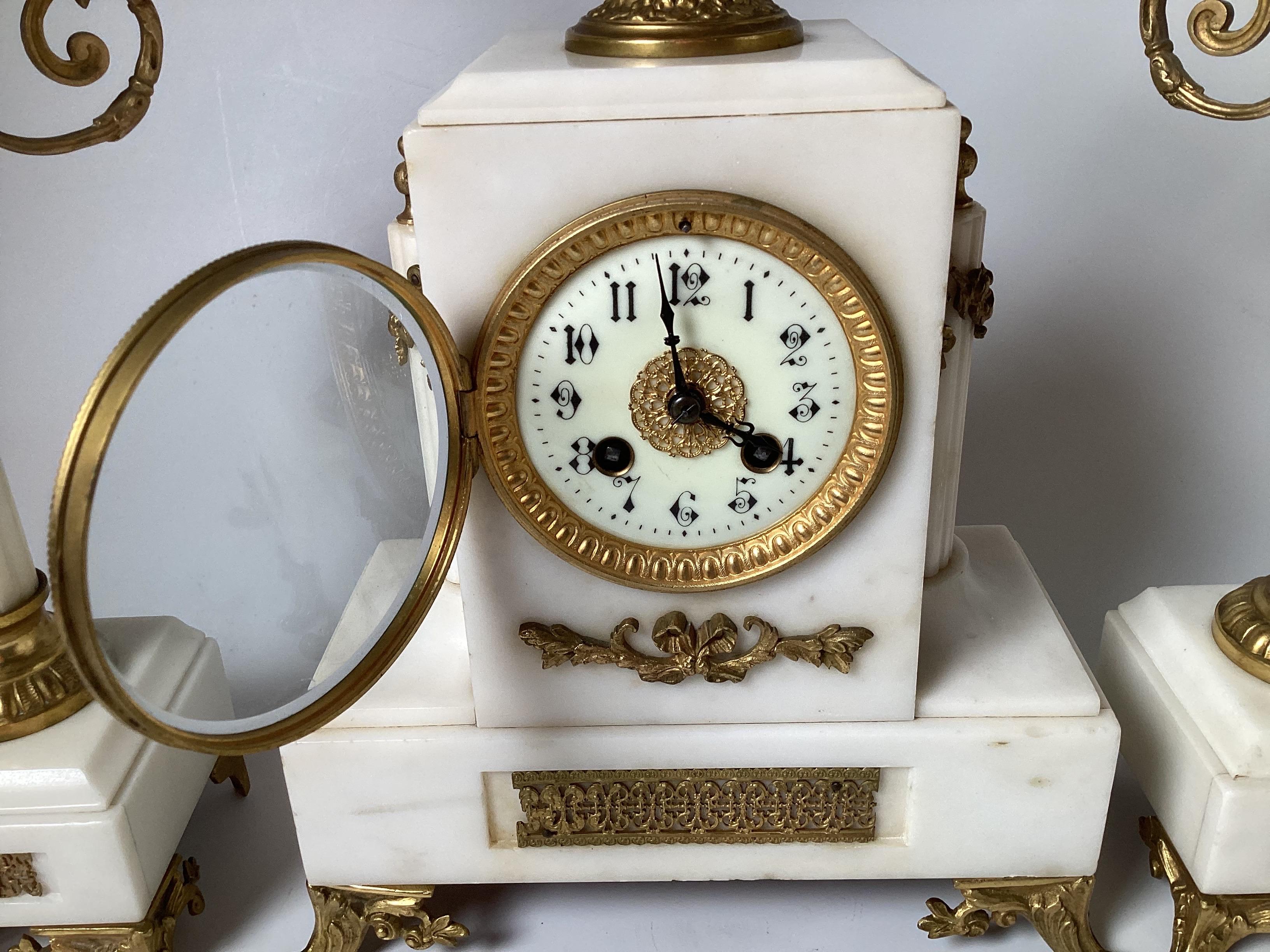 Fine XIX secolo Orologio francese del XIX secolo con tre pezzi in bronzo dorato e marmo bianco in vendita