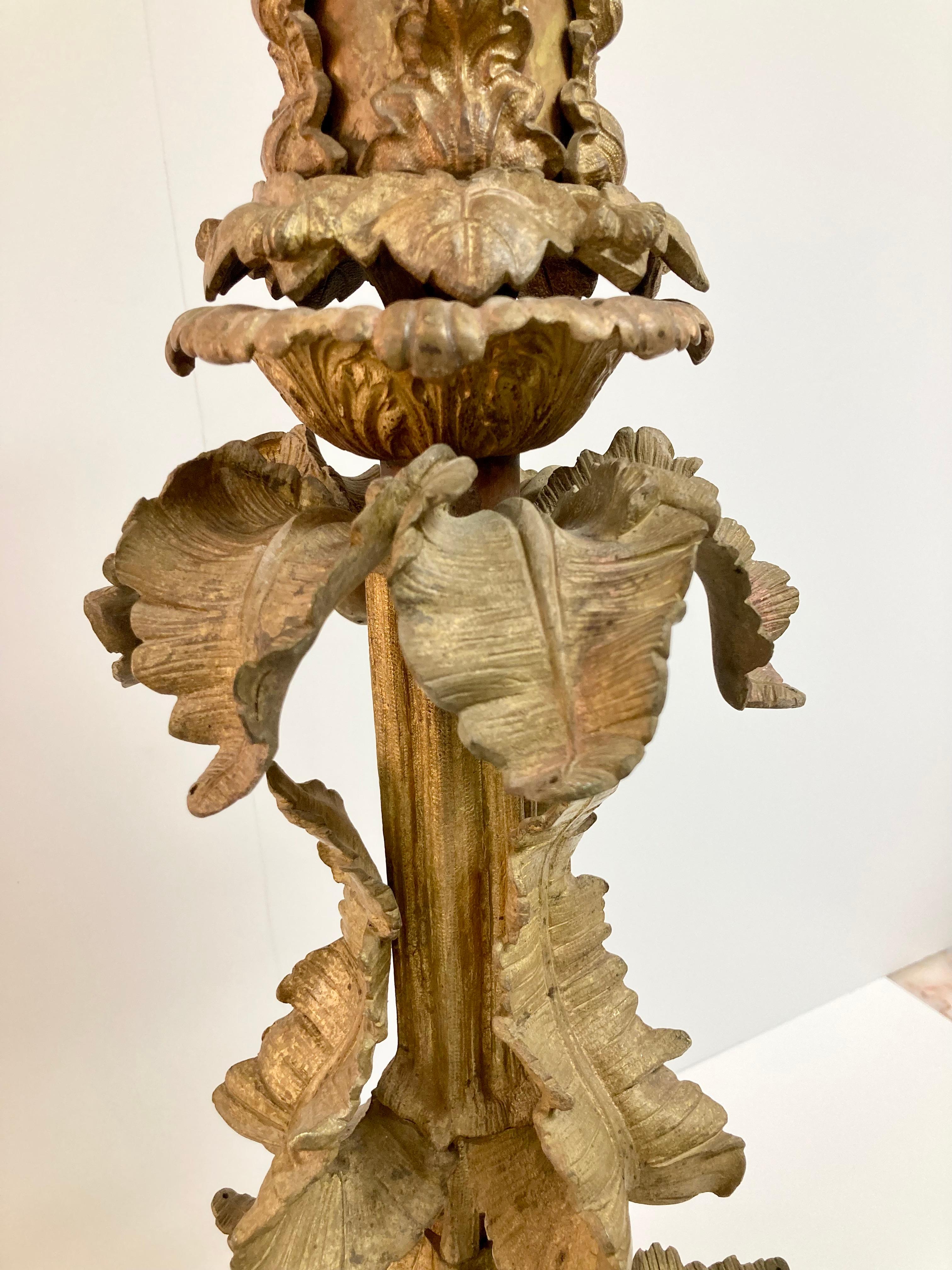 Base de lampe de table Art Nouveau du 19ème siècle en bronze doré français en vente 3