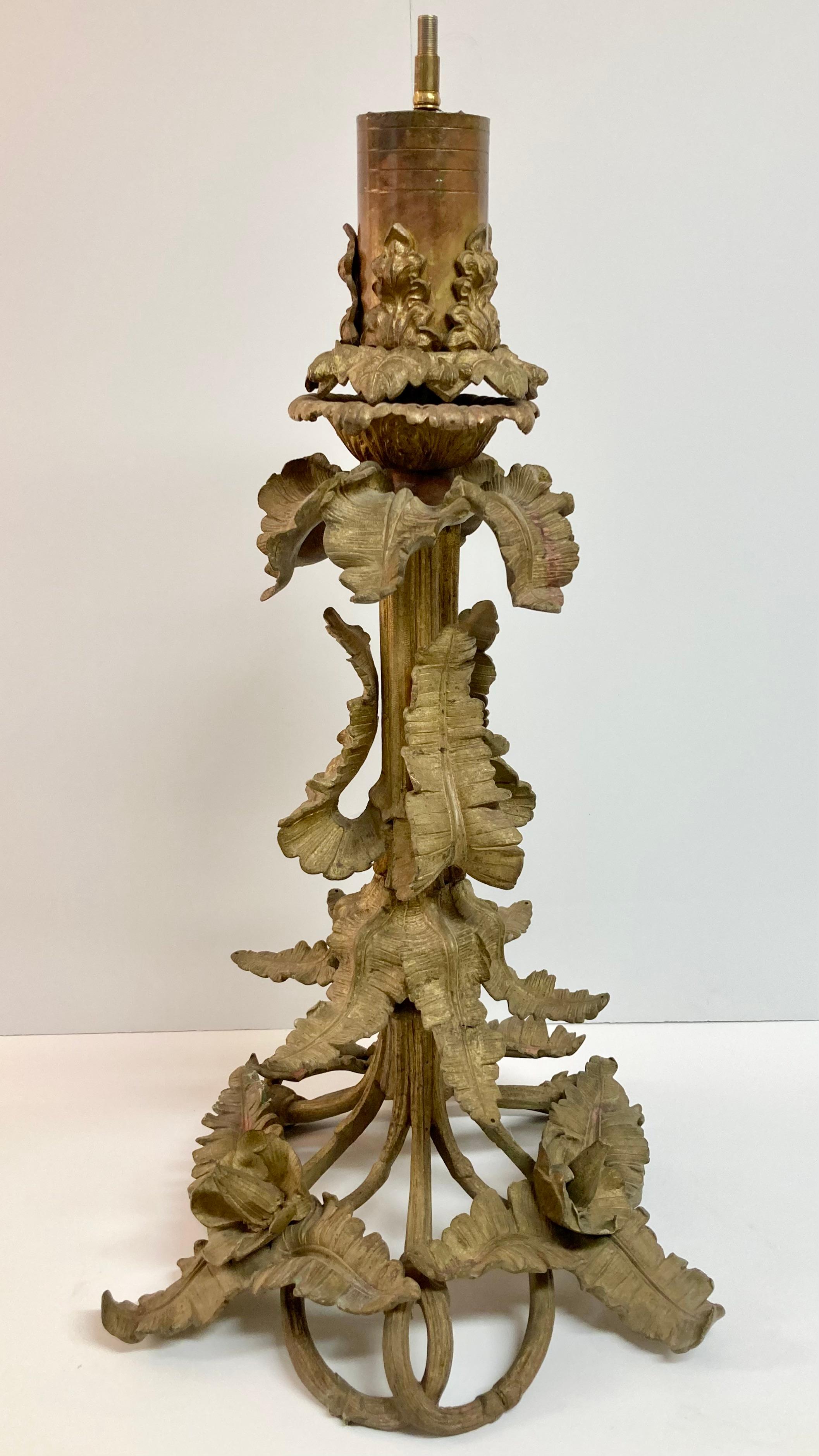 Magnifique base de lampe de table Art Nouveau en bronze doré du 19ème siècle. Cette base de lampe sculpture en bronze n'a pas encore été câblée et est prête pour votre créativité. Ajoutez votre douille préférée, votre harpe et une teinte fabuleuse.
