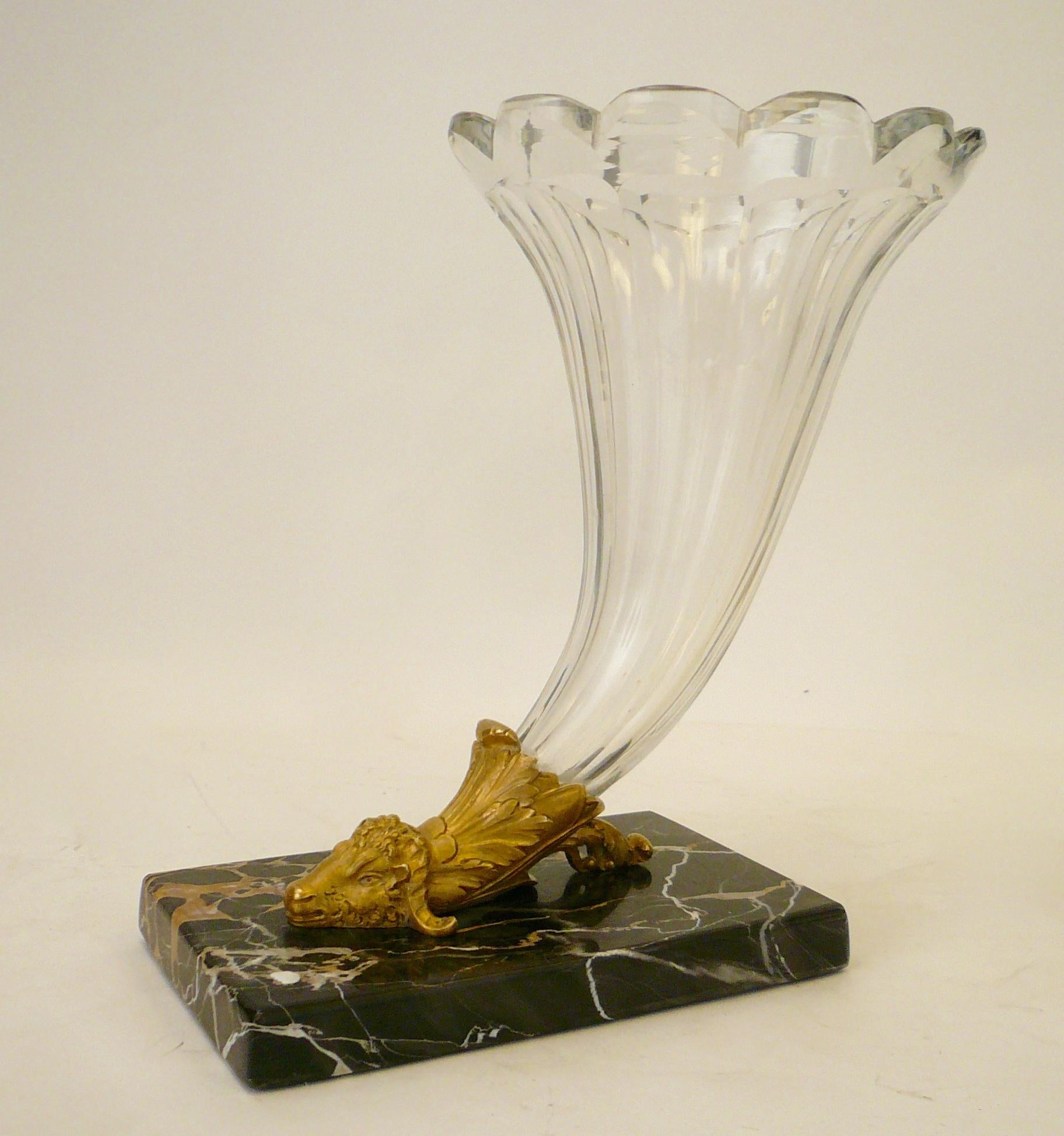 Neoclassico Vaso Cornucopia francese del XIX secolo in bronzo dorato, cristallo di Baccarat e marmo in vendita