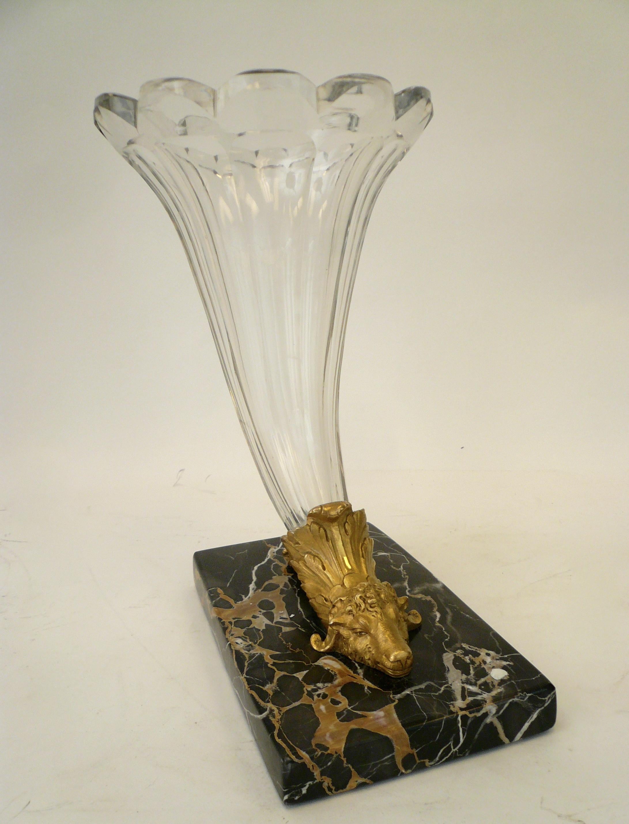 Francese Vaso Cornucopia francese del XIX secolo in bronzo dorato, cristallo di Baccarat e marmo in vendita