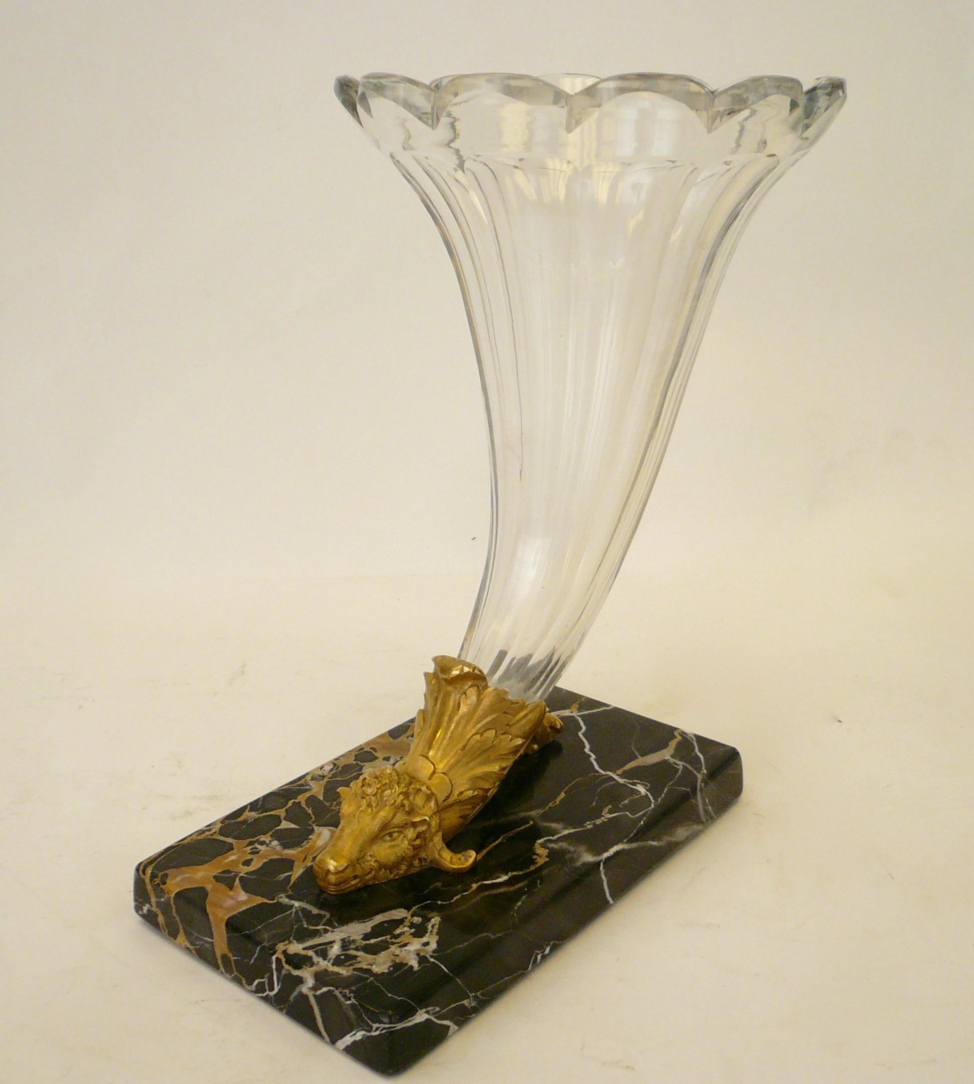 Vase corne d'abondance français du 19ème siècle en bronze doré:: cristal de Baccarat et marbre en vente 1