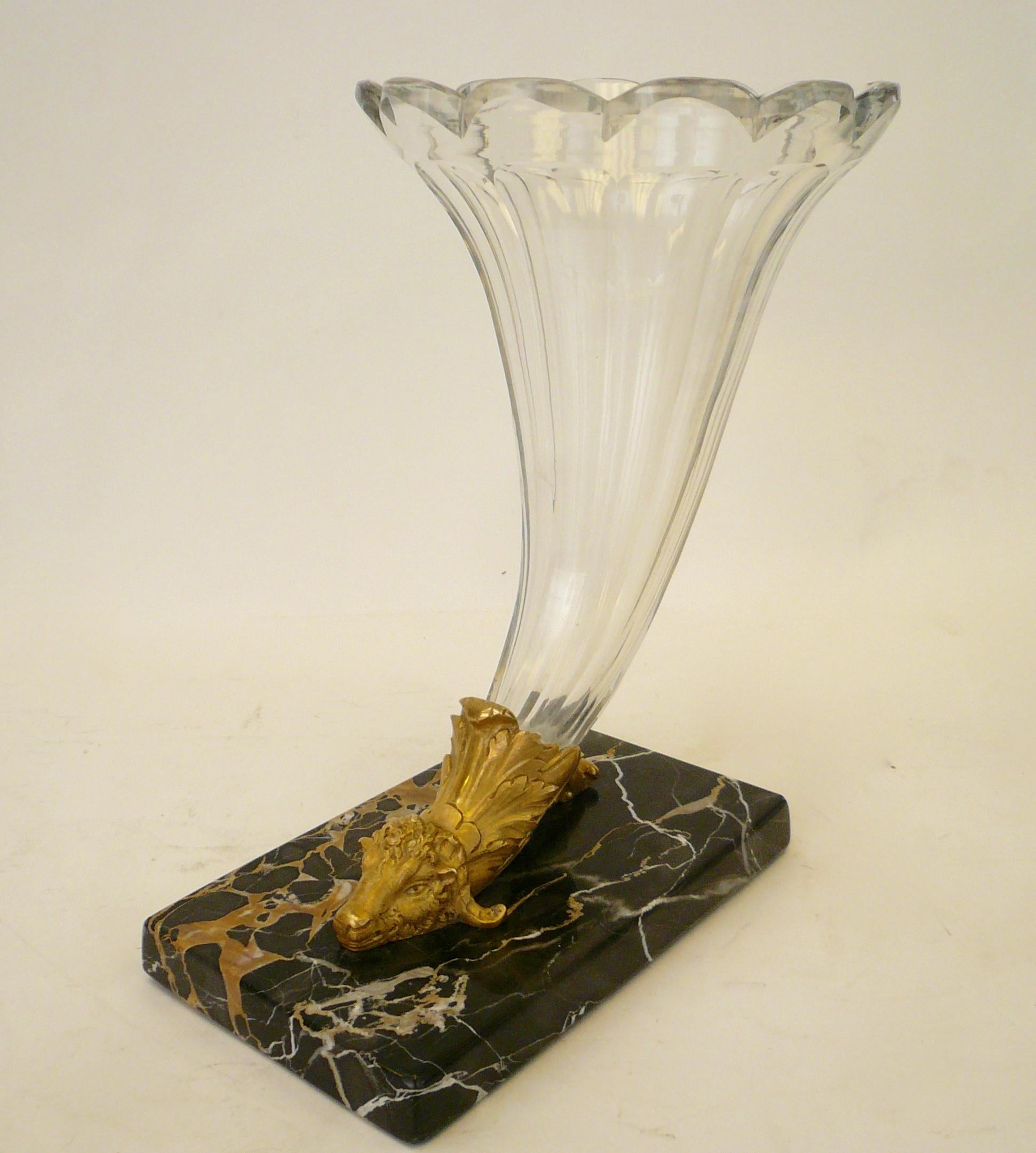 Vaso Cornucopia francese del XIX secolo in bronzo dorato, cristallo di Baccarat e marmo in vendita 2