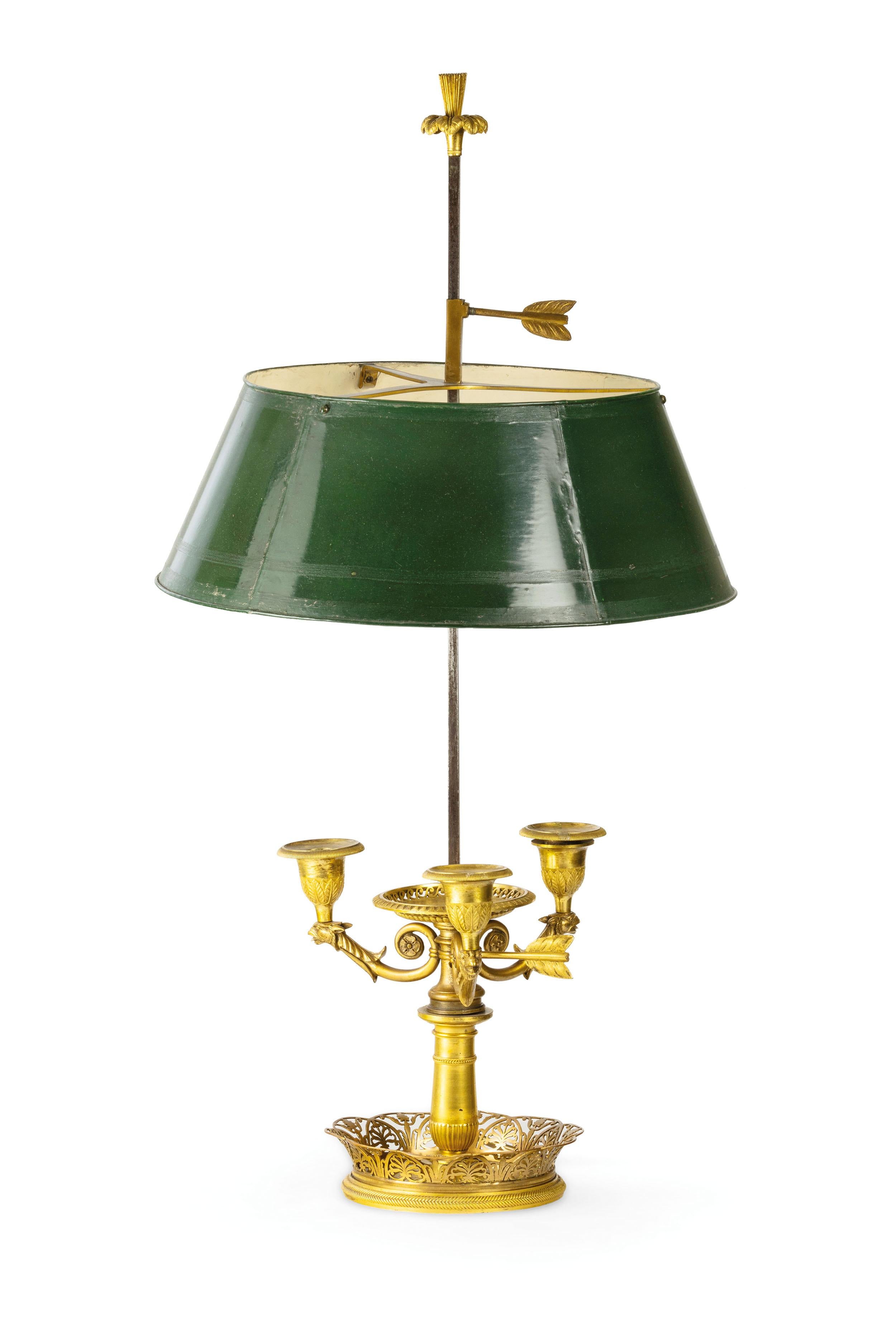 Lampe Buillotte en bronze doré, France, 19e siècle 
Cette élégante lampe de table modèle buillotte a été fabriquée en France au début du XIXe siècle, de goût classique avec des éléments décoratifs Empire. La structure est en bronze finement ciselé