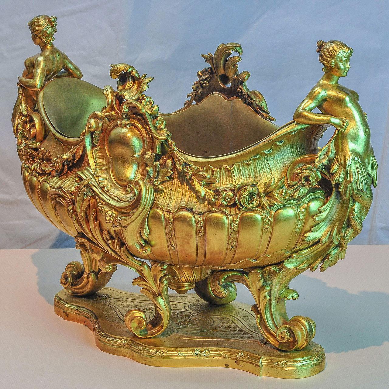 Fine Quality French Gilt Bronze centerpiece Jardiniere with Mermaid Figural Handles and Floral Garlands

Date: circa 1890
Origin: French
Size: 12-1/2 in. x 19 in. x 10 in