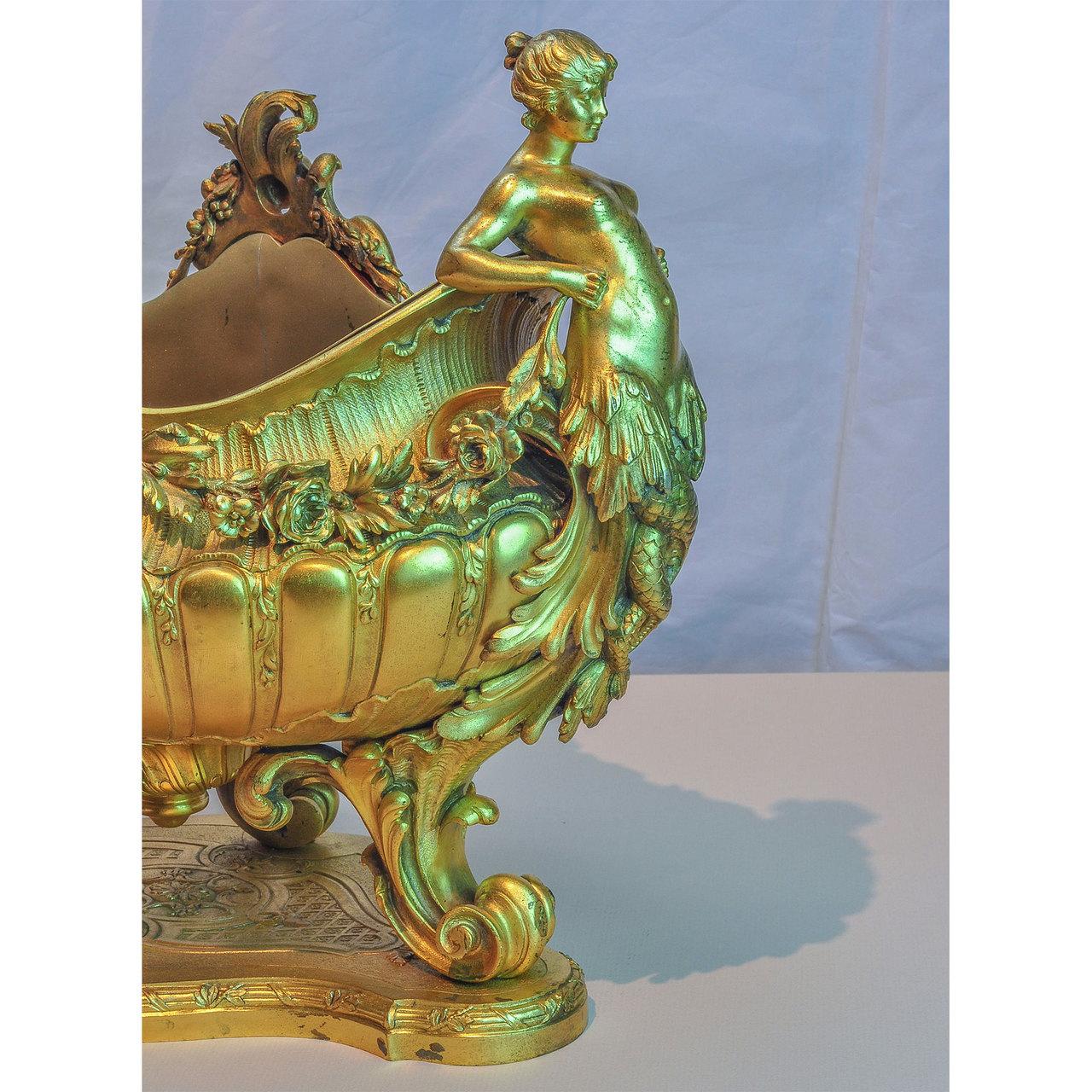 Doré Centre de table français du 19ème siècle en bronze doré avec poignées figuratives de sirènes en vente