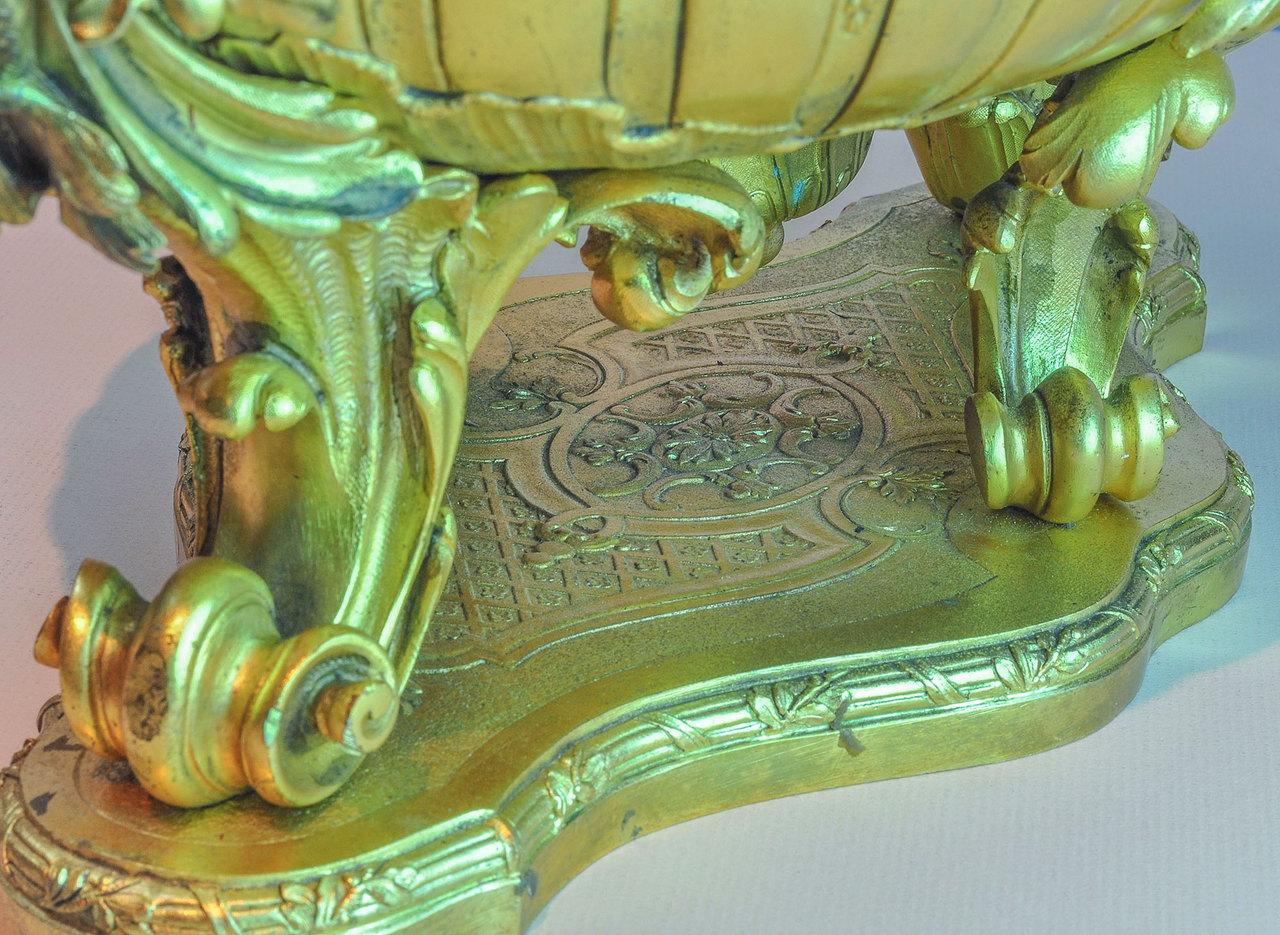 XIXe siècle Centre de table français du 19ème siècle en bronze doré avec poignées figuratives de sirènes en vente