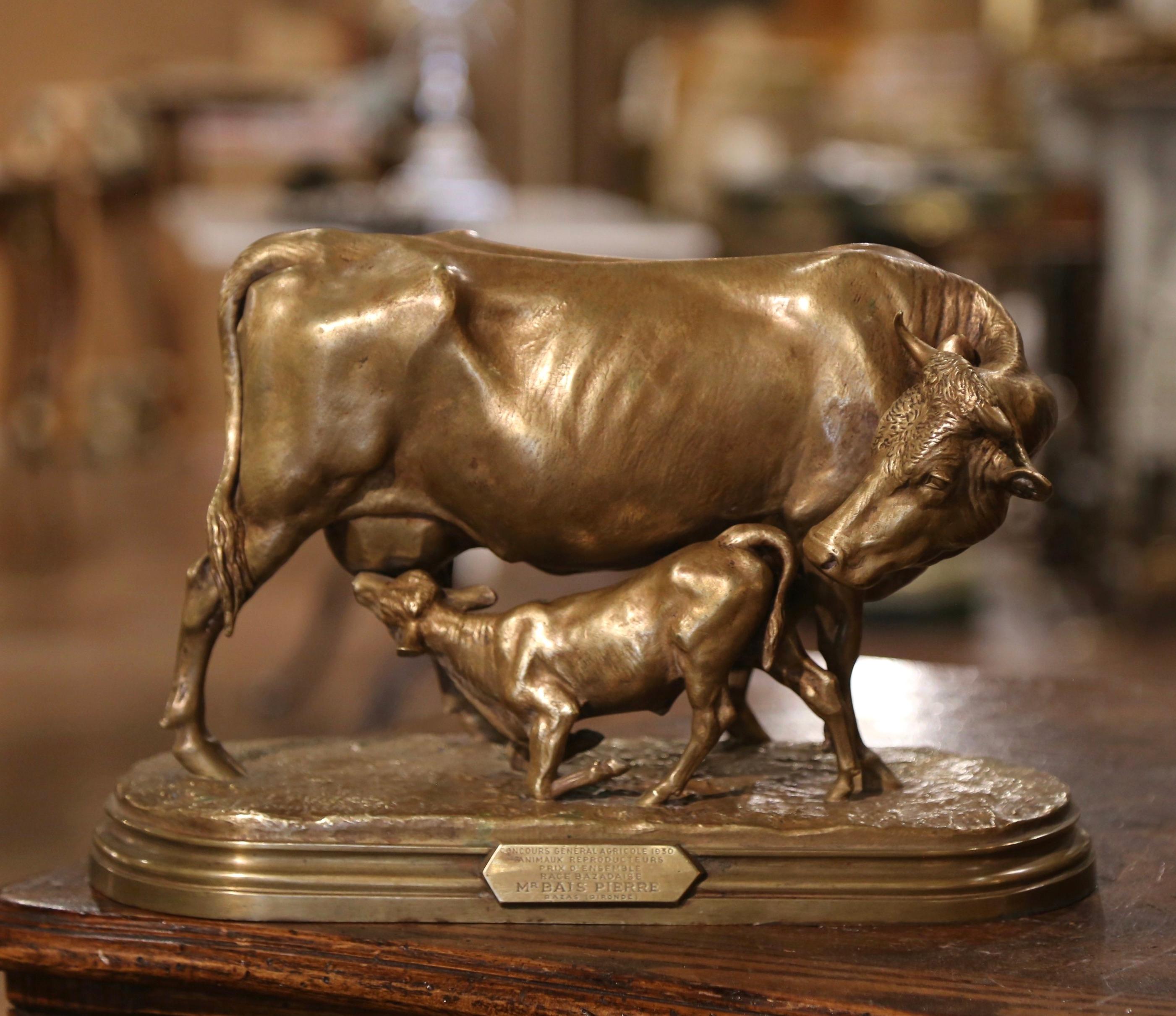 Fatto a mano Scultura in bronzo dorato francese del XIX secolo con mucca e vitello firmata Isidore Bonheur in vendita