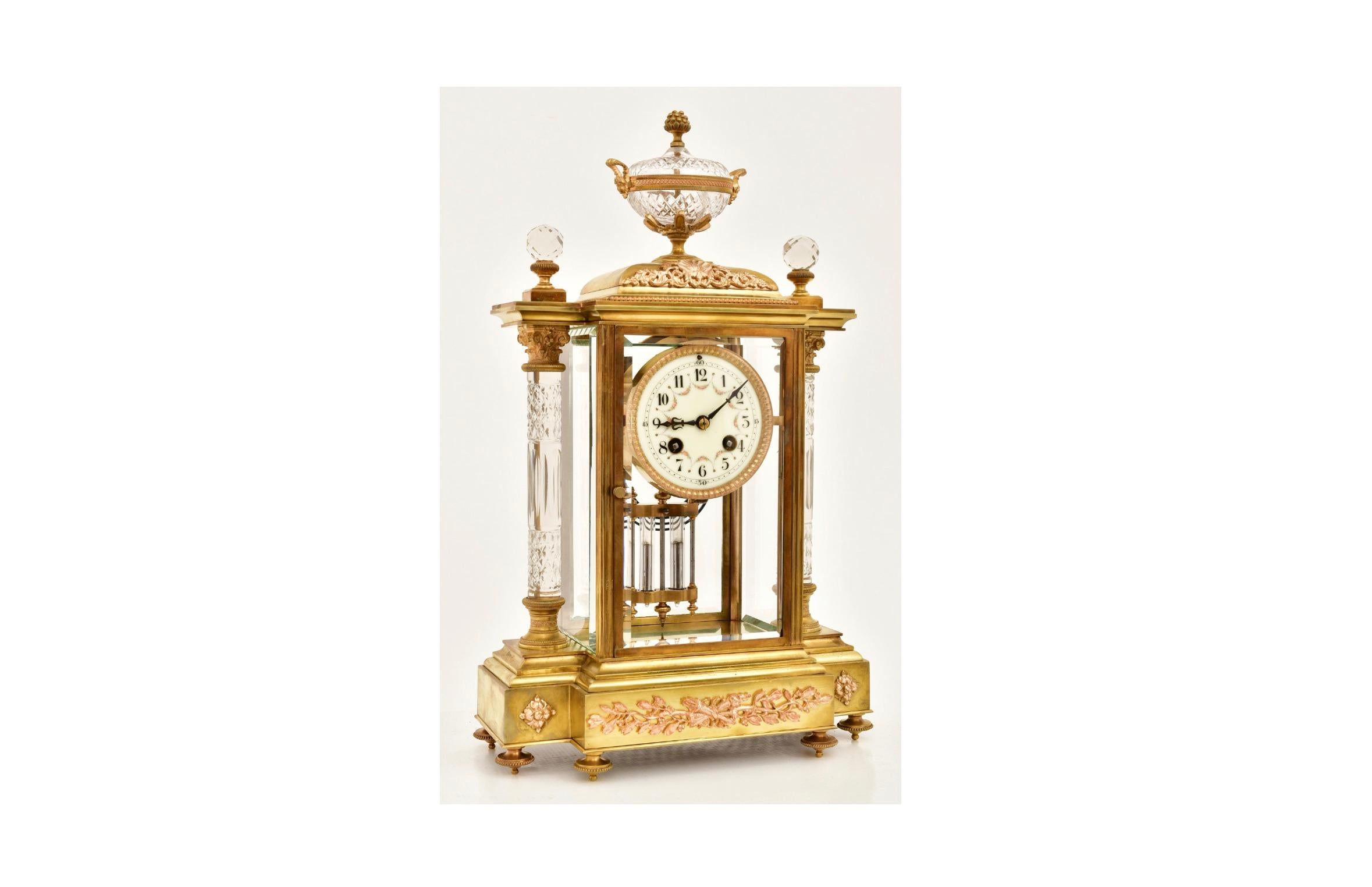 Exemple exquis de l'horlogerie française du XIXe siècle, cette horloge régulatrice en bronze doré et boîtier en cristal a été fabriquée par le célèbre Samuel Marti en France, en 1873. Cette élégante pièce d'horlogerie associe admirablement une