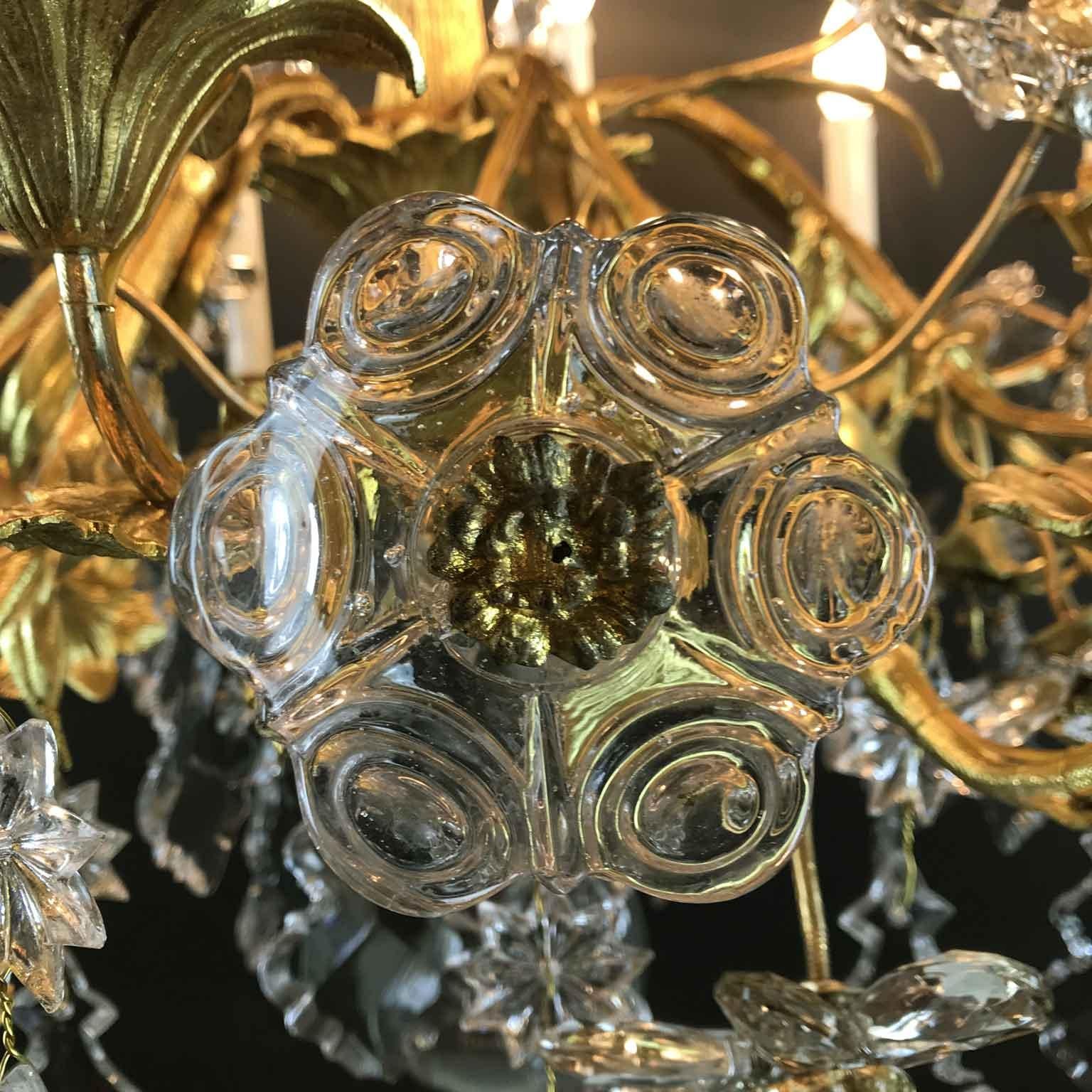 Lustre à douze branches de fleurs en cristal et bronze doré du 19ème siècle, style français du feu en vente 2