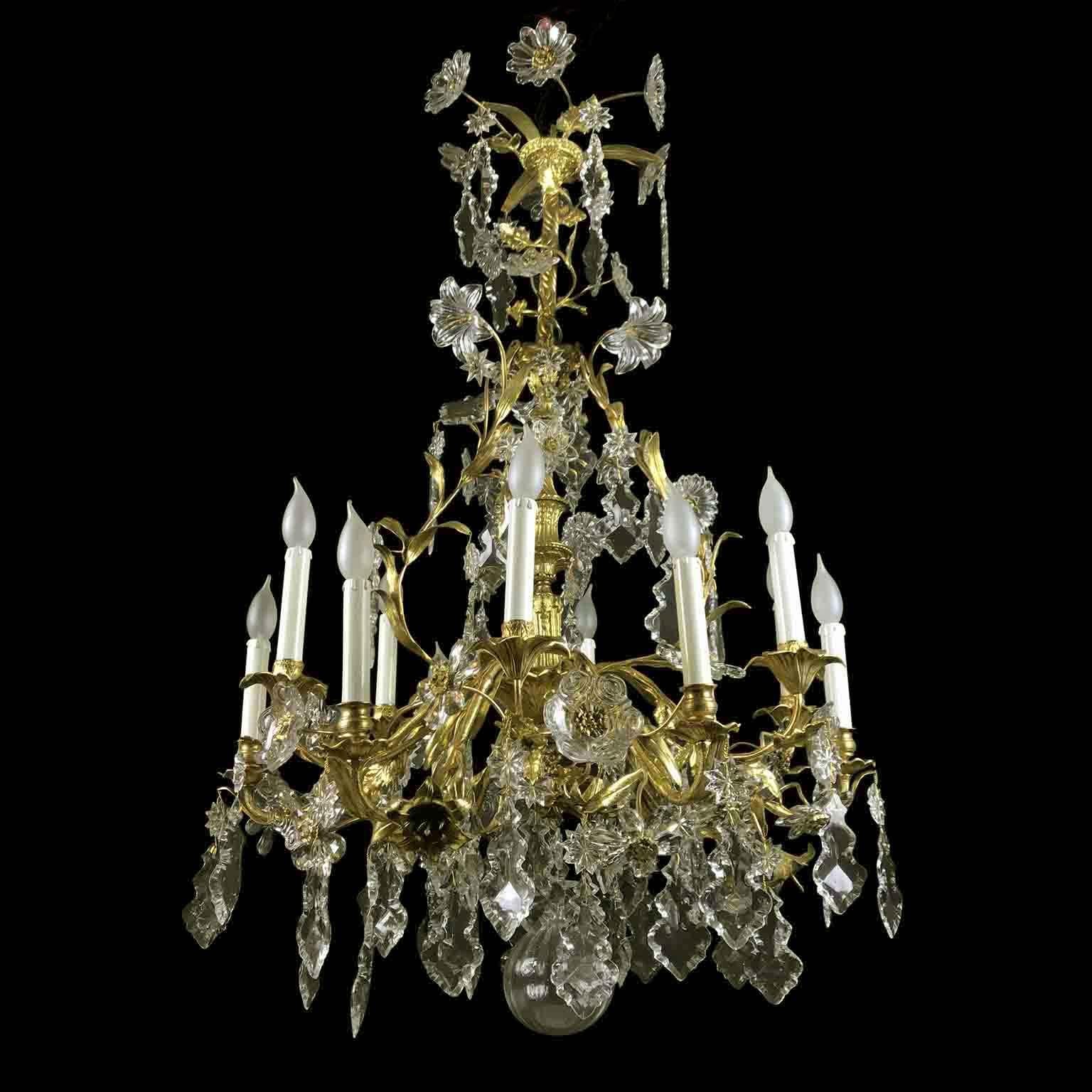 Lustre à douze branches de fleurs en cristal et bronze doré du 19ème siècle, style français du feu en vente 3