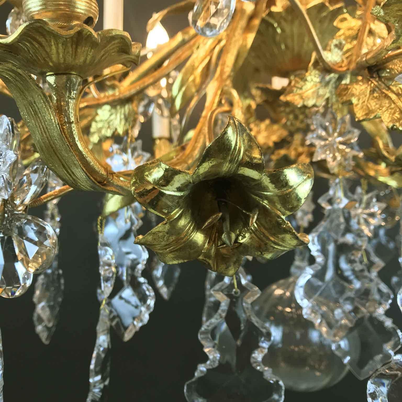 Lustre à douze branches de fleurs en cristal et bronze doré du 19ème siècle, style français du feu en vente 4