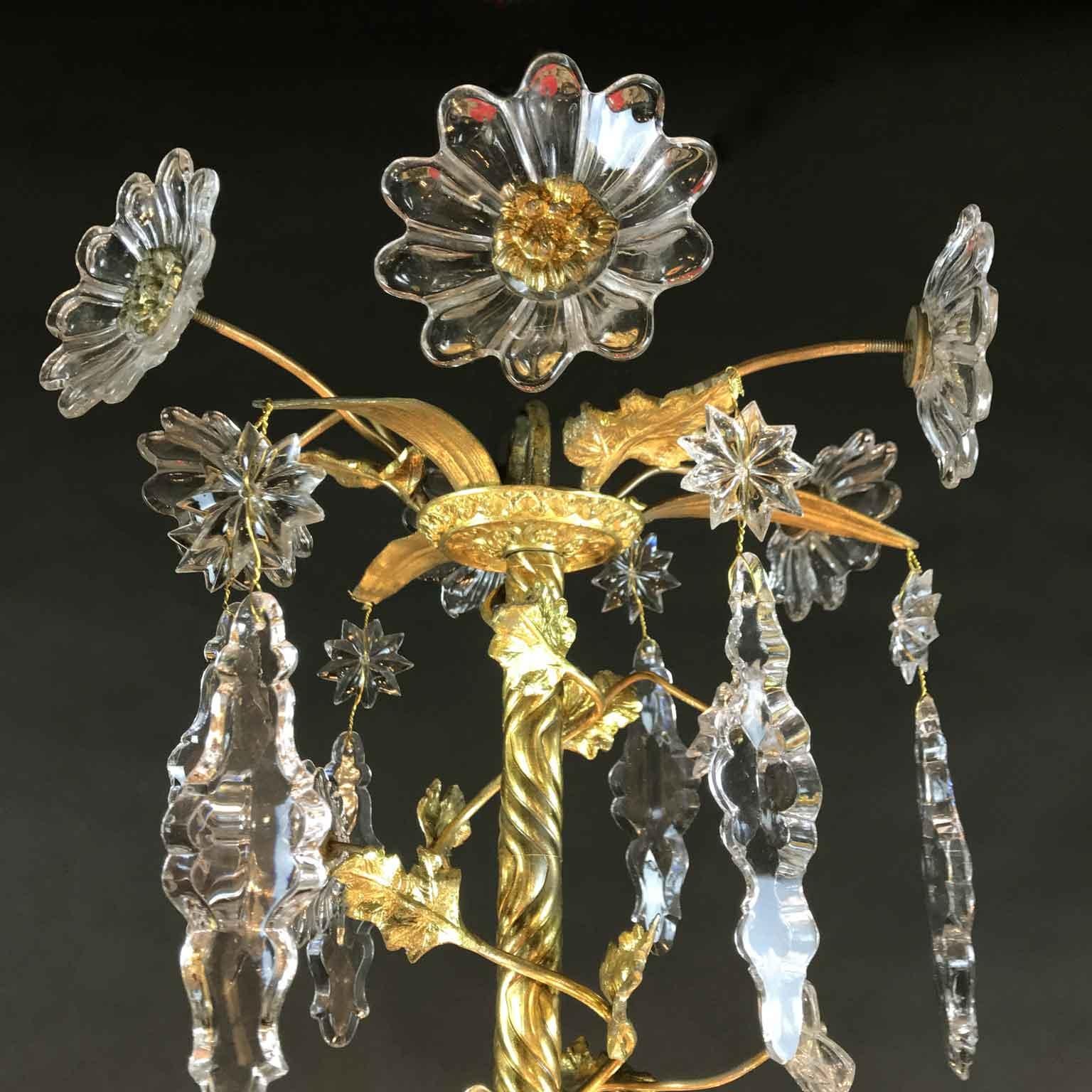 Französischer Feuer-Kronleuchter aus vergoldeter Bronze und Kristall mit zwölf Blumen aus dem 19. Jahrhundert im Angebot 8