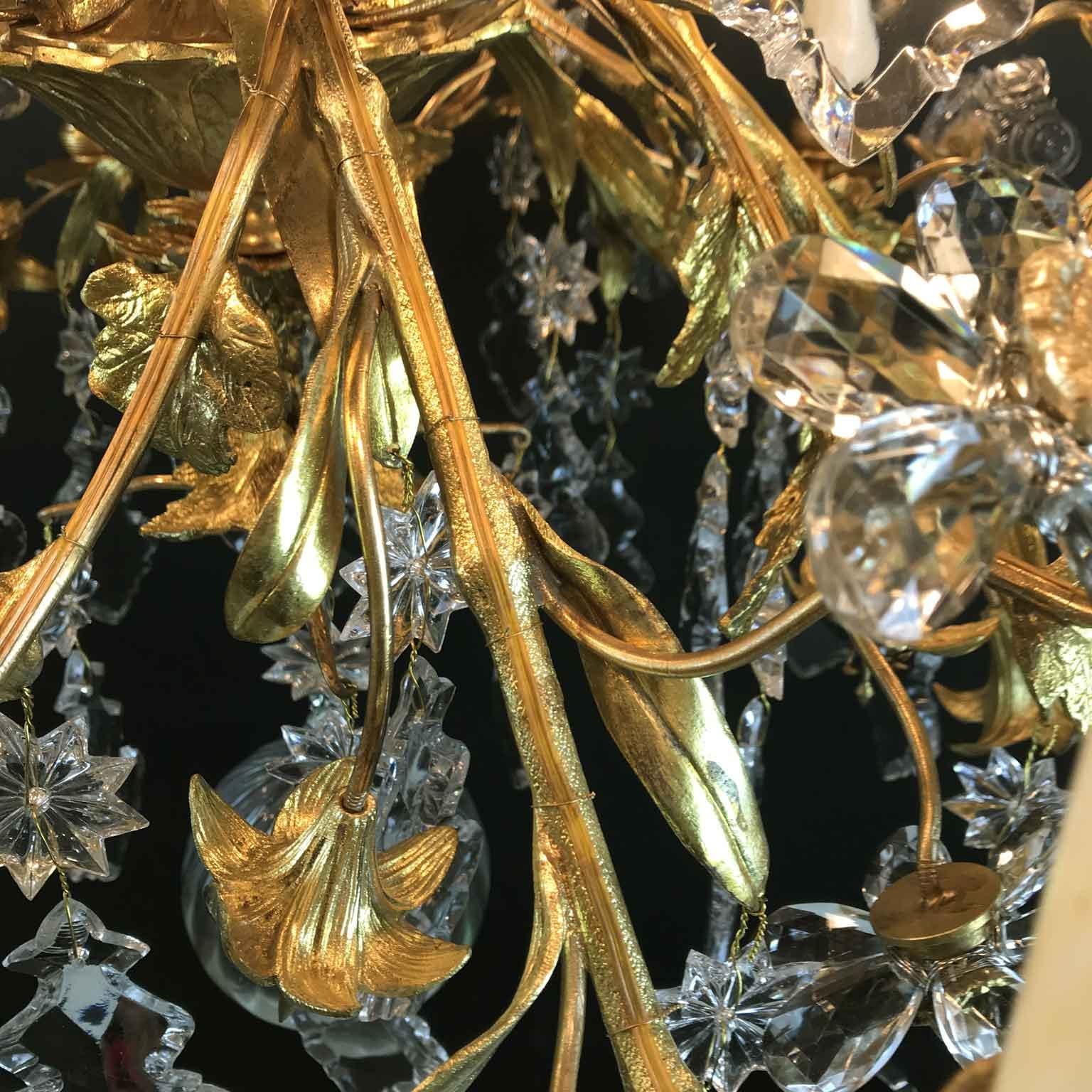 Lustre à douze branches de fleurs en cristal et bronze doré du 19ème siècle, style français du feu en vente 6
